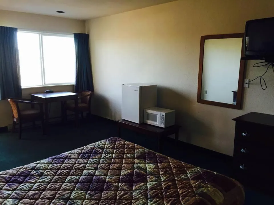 Day, Bed in Summer Wind Budget Motel