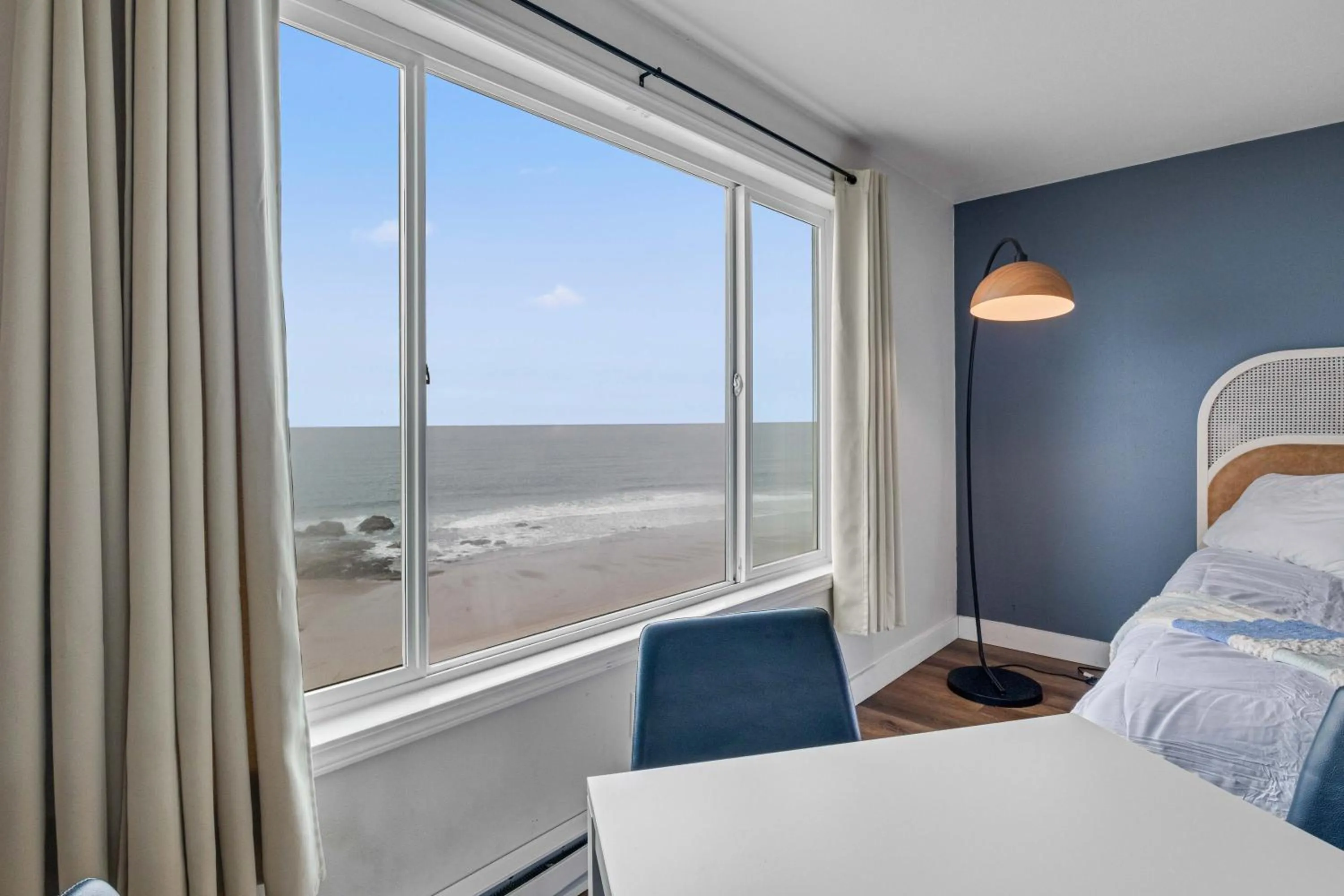 Natural landscape, Bed in Seagull Beachfront Inn