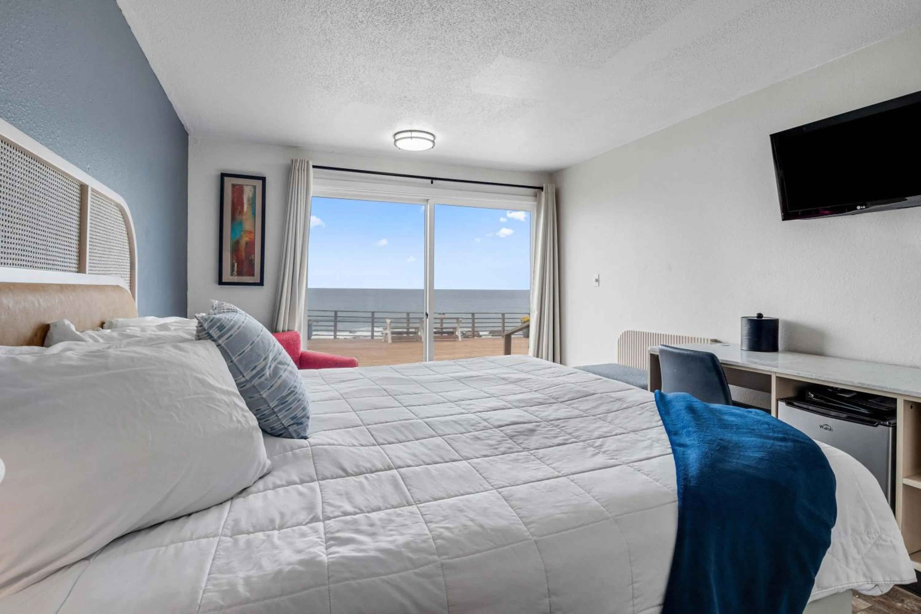 Bedroom, Bed in Seagull Beachfront Inn