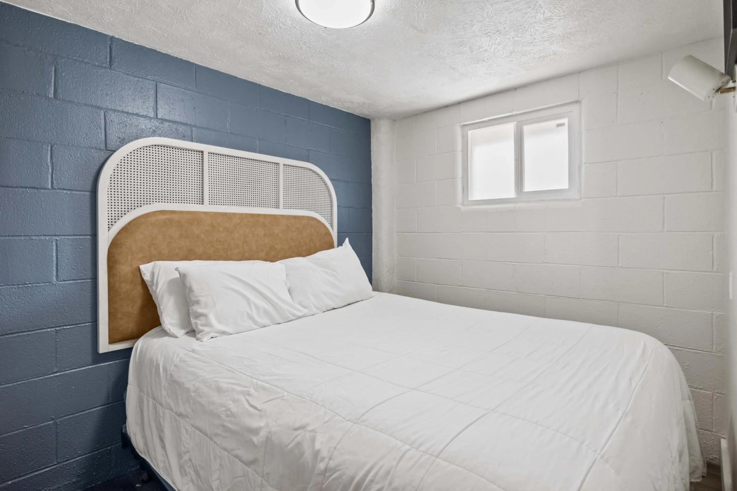 Bed in Seagull Beachfront Inn