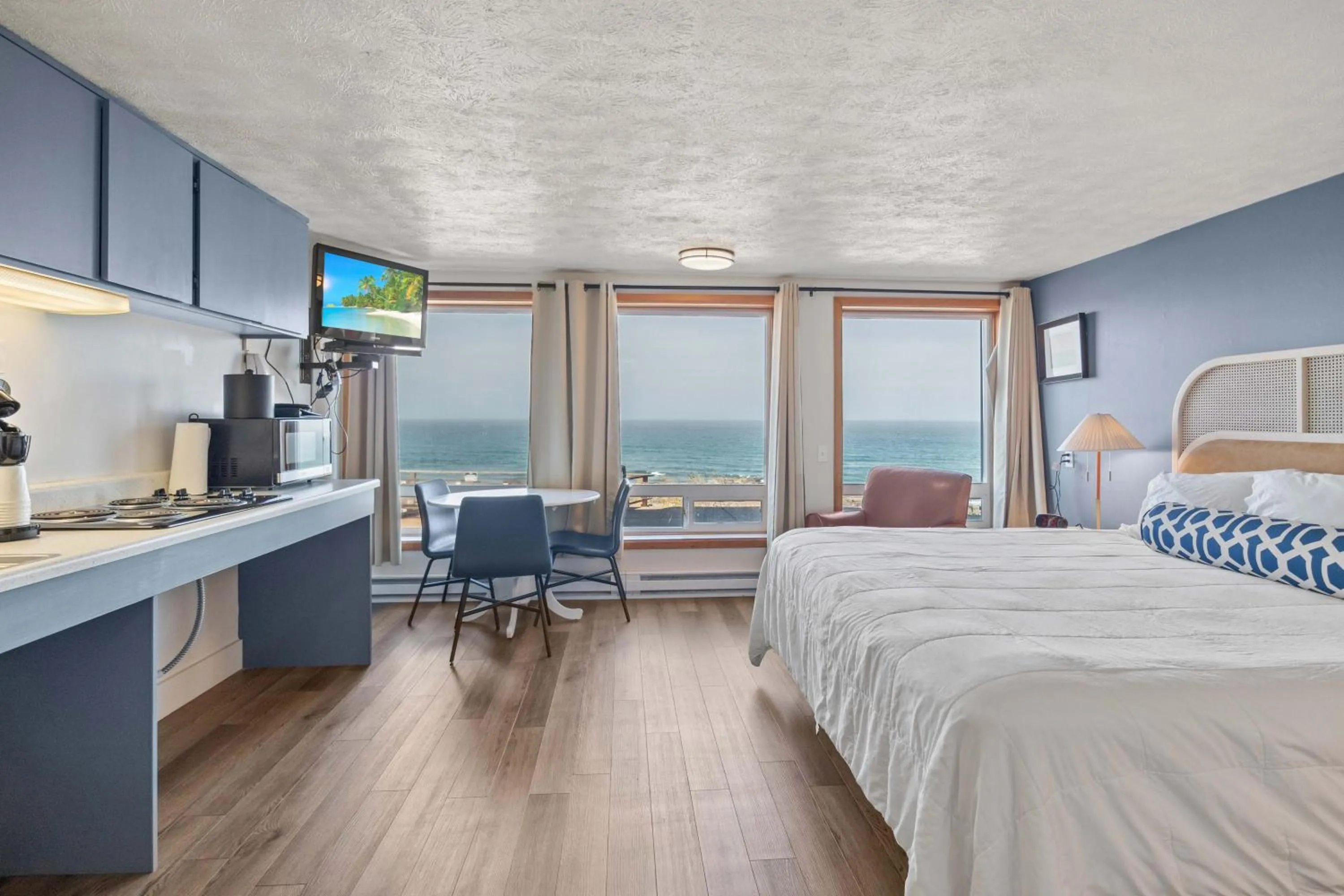 Bed in Seagull Beachfront Inn