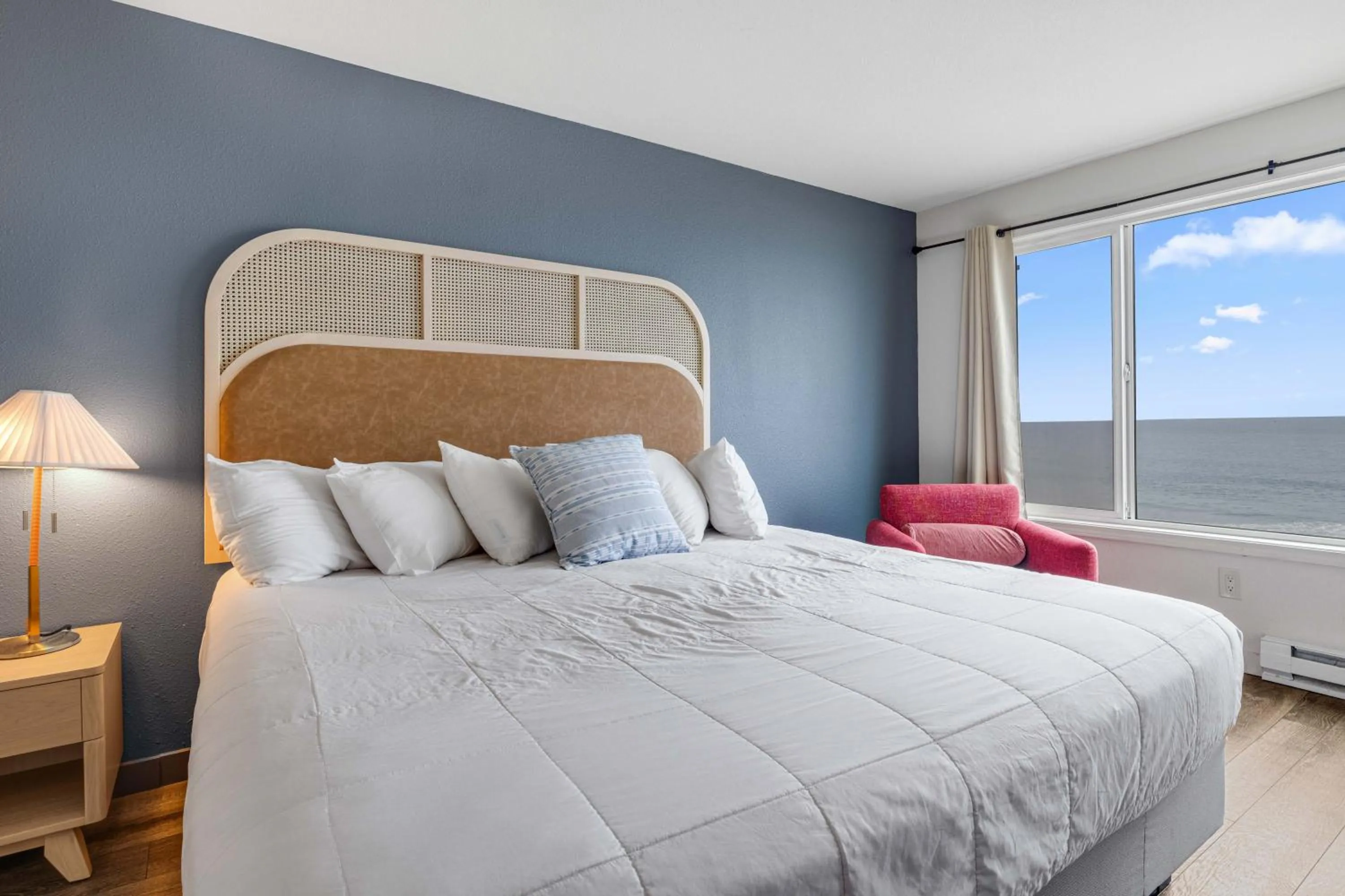 Bedroom, Bed in Seagull Beachfront Inn