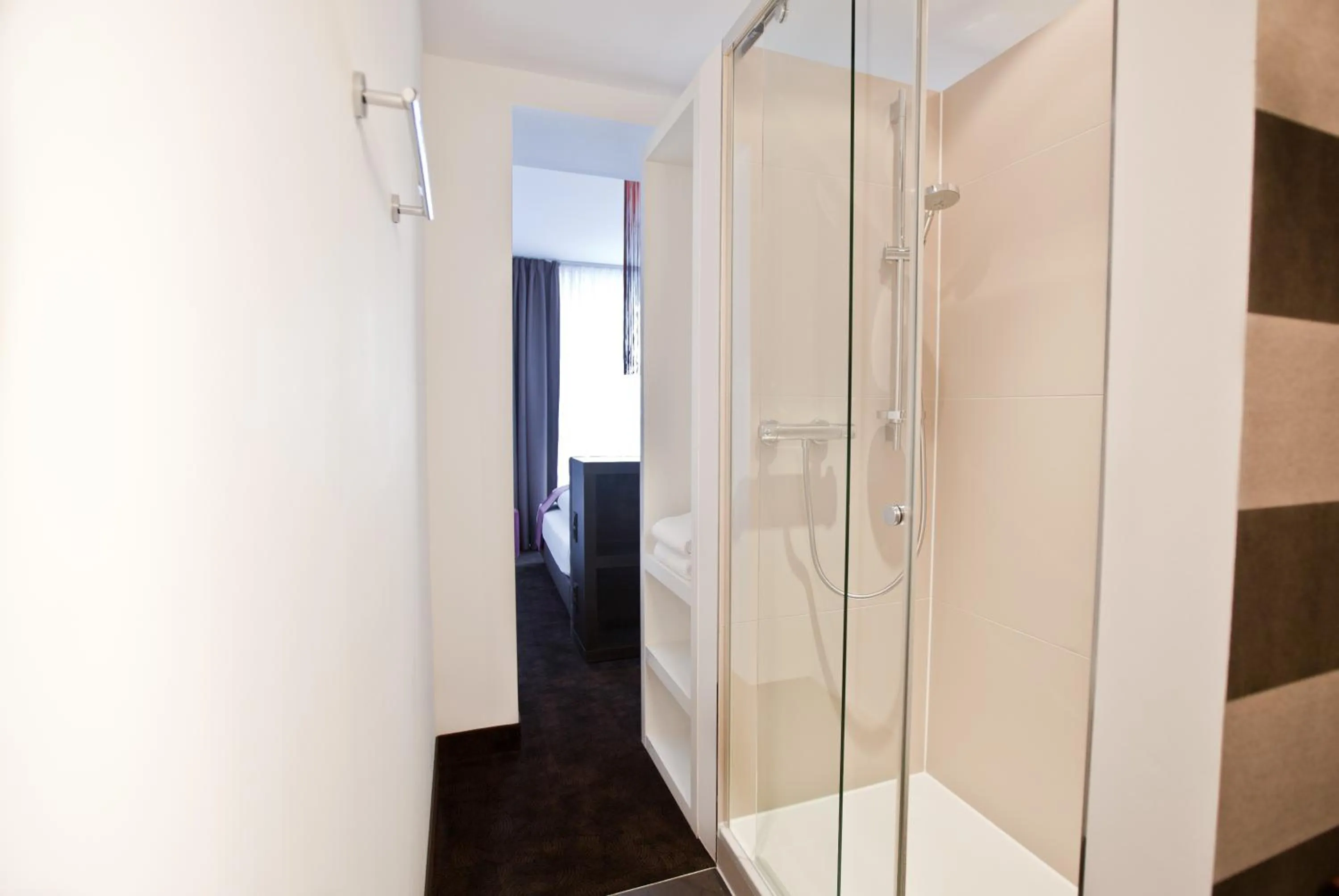 Shower in Goodman's Living