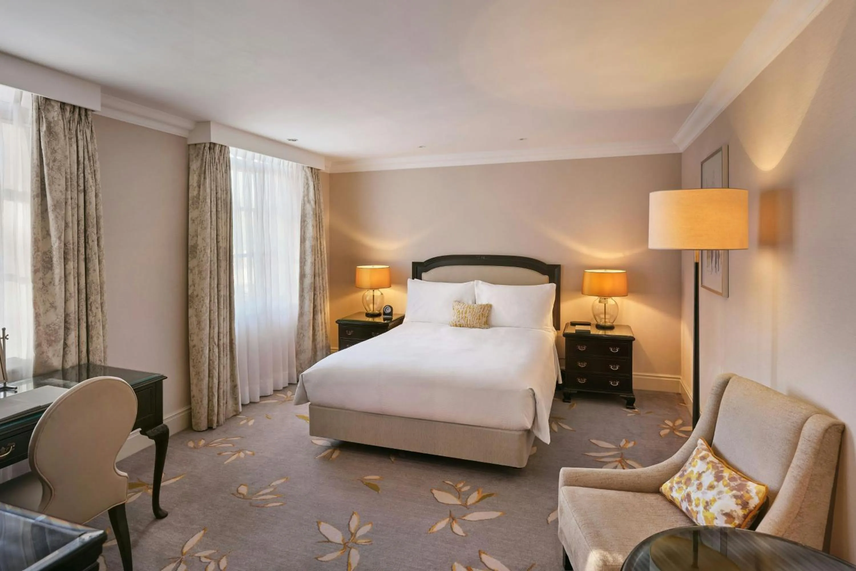 Photo of the whole room, Bed in JW Marriott Grosvenor House London