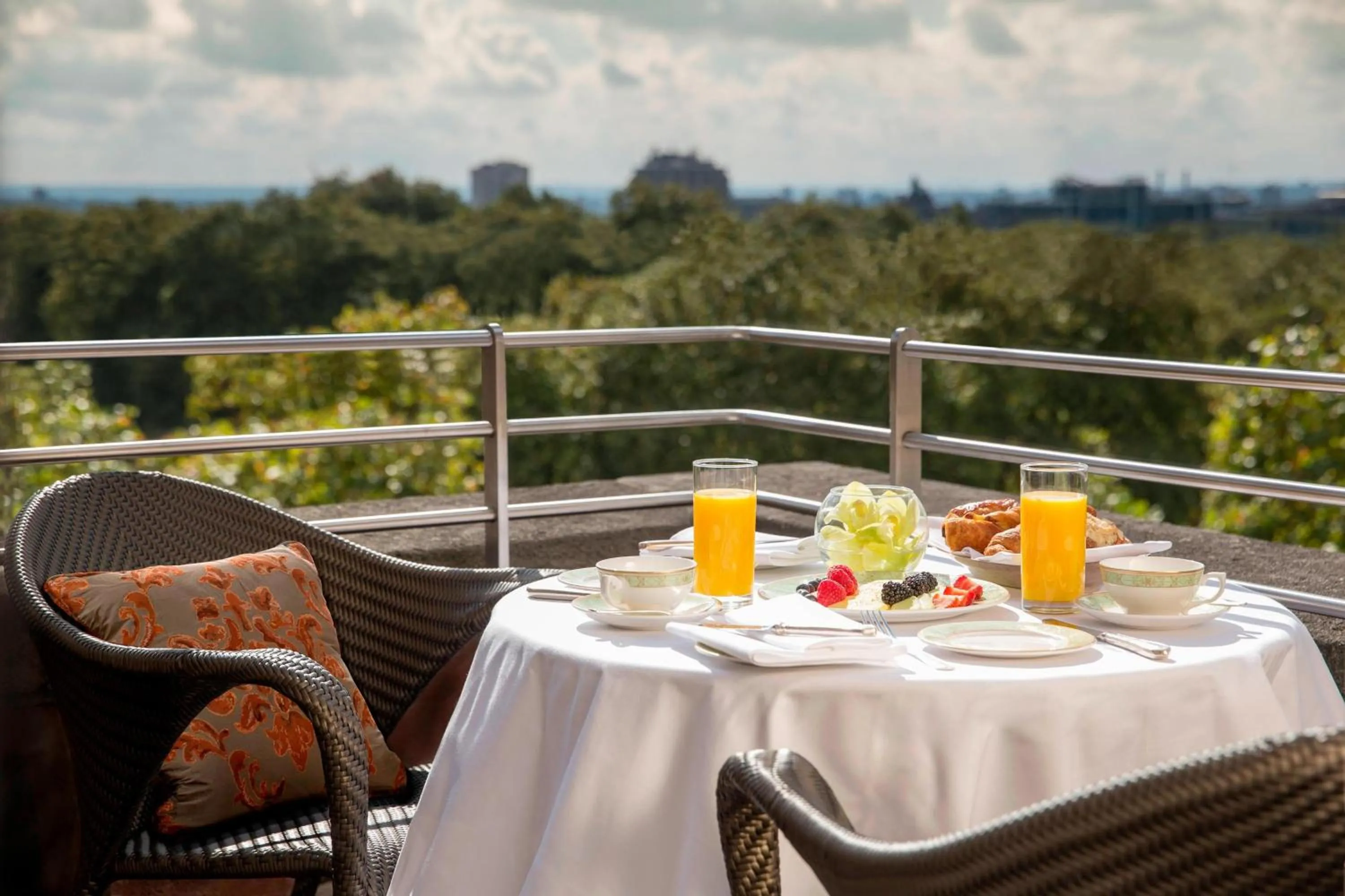 Photo of the whole room in JW Marriott Grosvenor House London