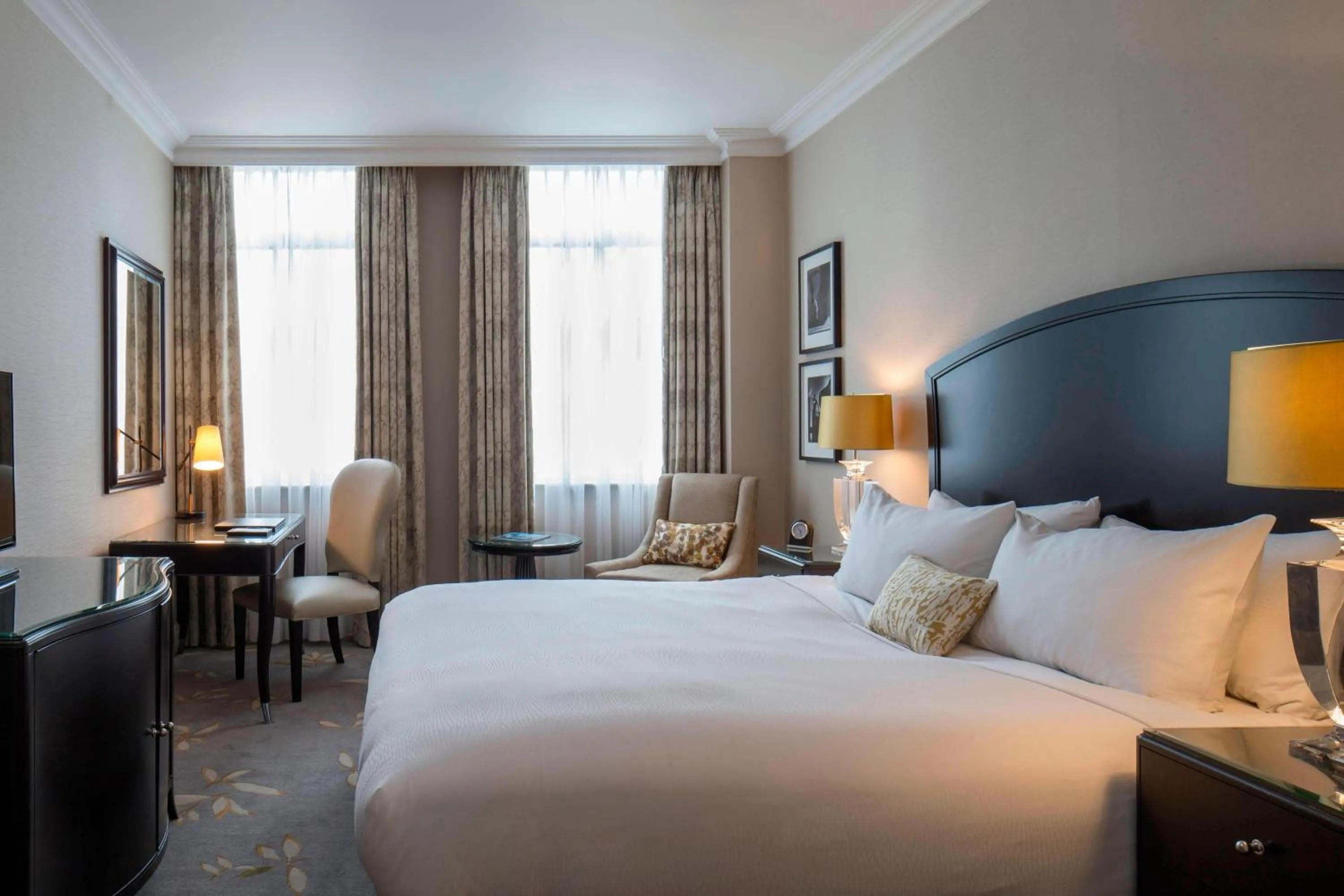 Bedroom, Bed in JW Marriott Grosvenor House London