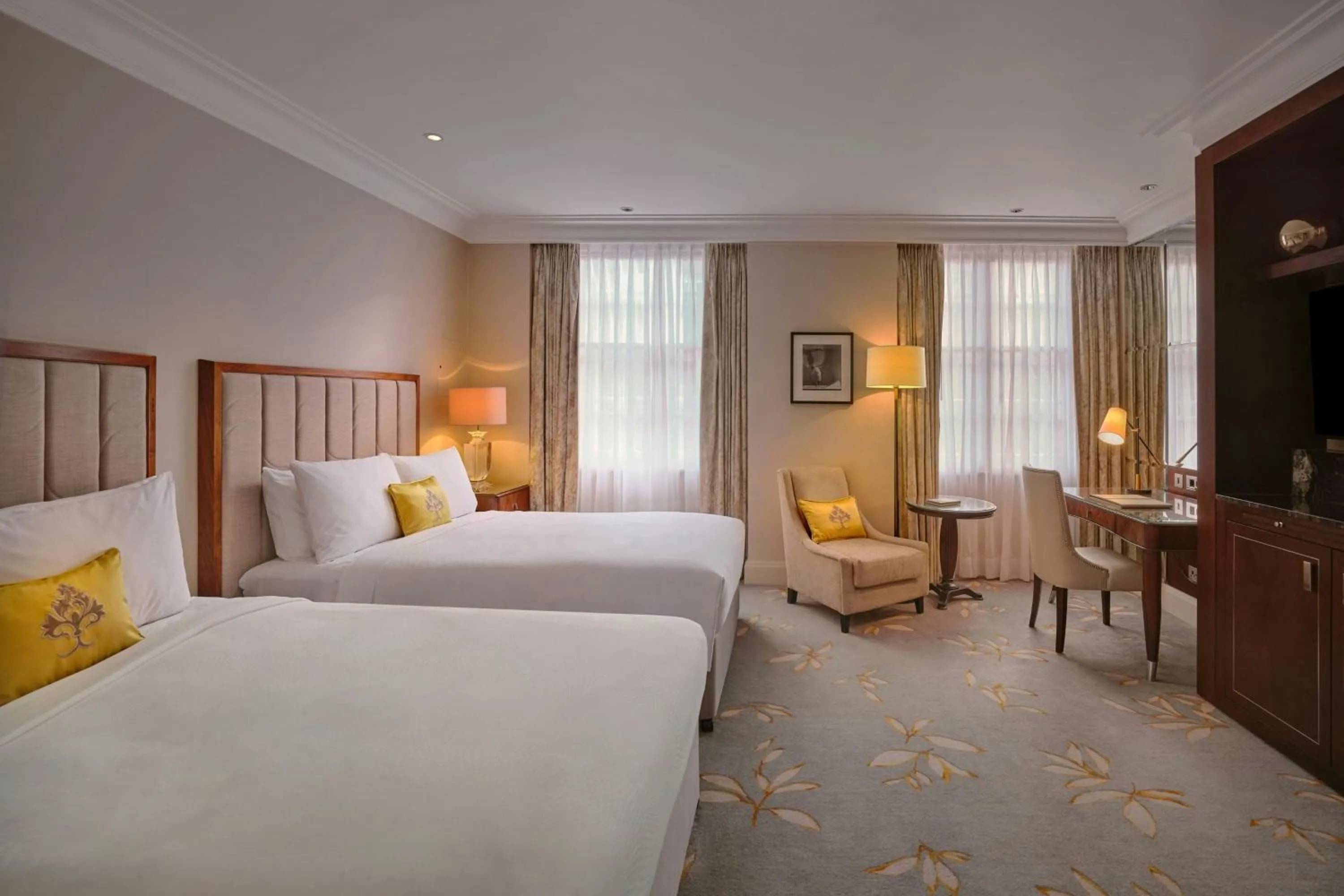 Photo of the whole room, Bed in JW Marriott Grosvenor House London