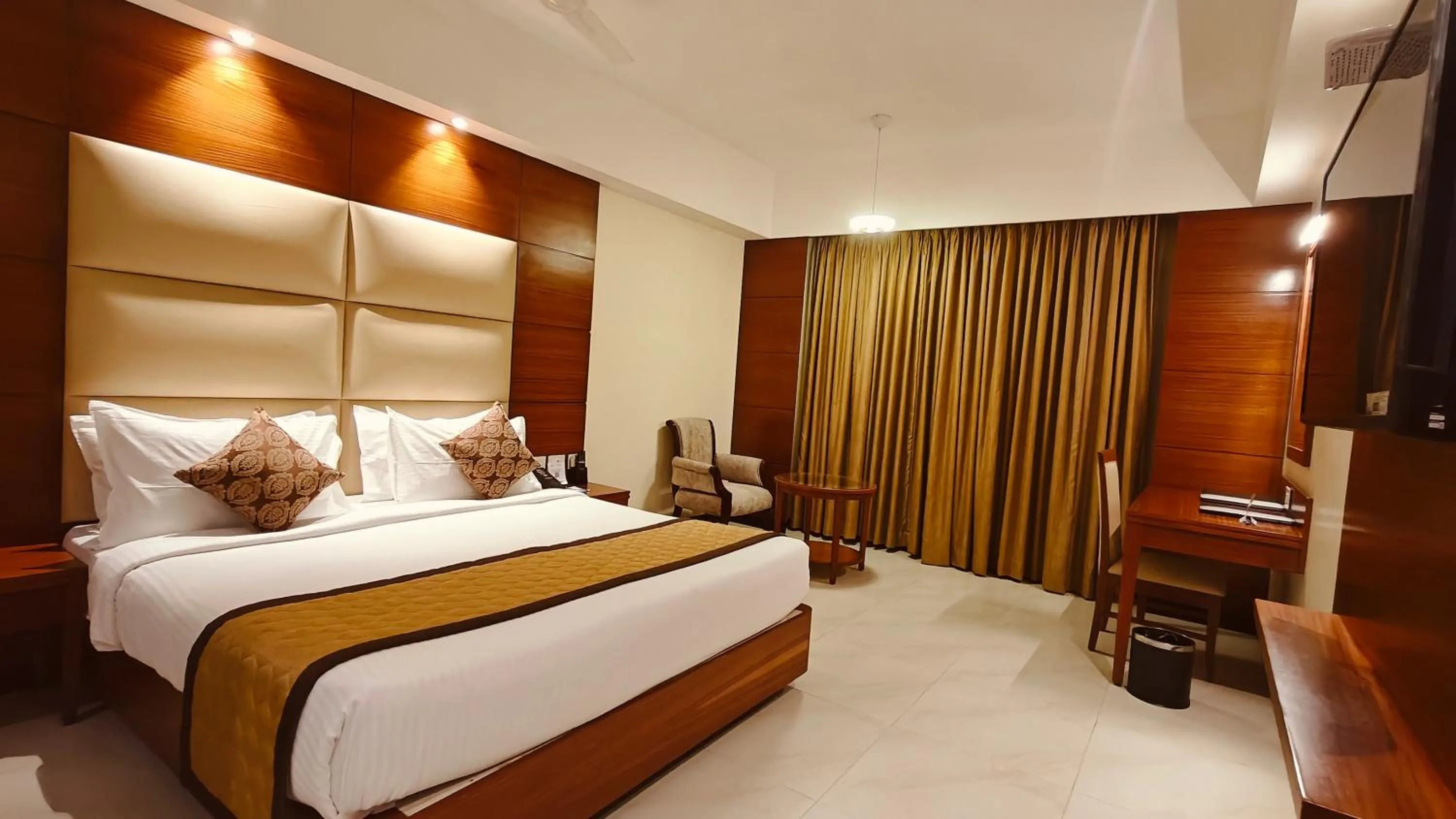 Bed in MM Legacy - A Bergamont Hotel, Kanchipuram