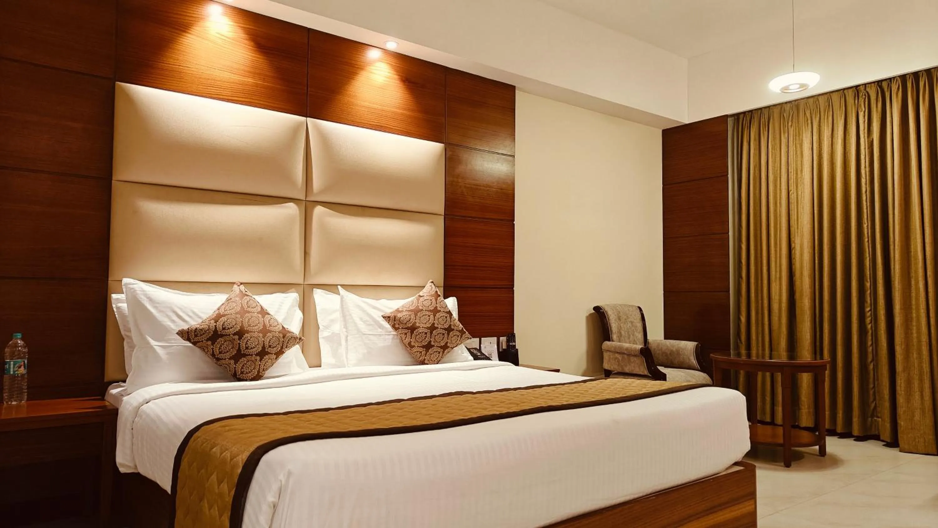 Bed in MM Legacy - A Bergamont Hotel, Kanchipuram