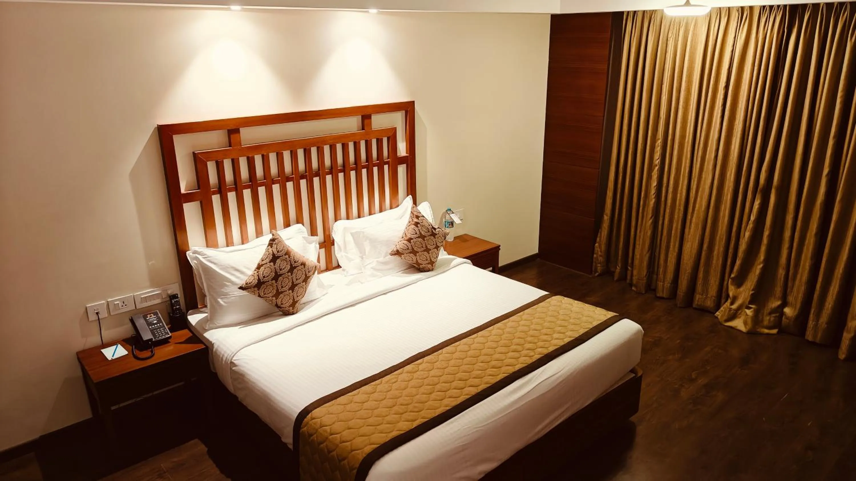 Bed in MM Legacy - A Bergamont Hotel, Kanchipuram