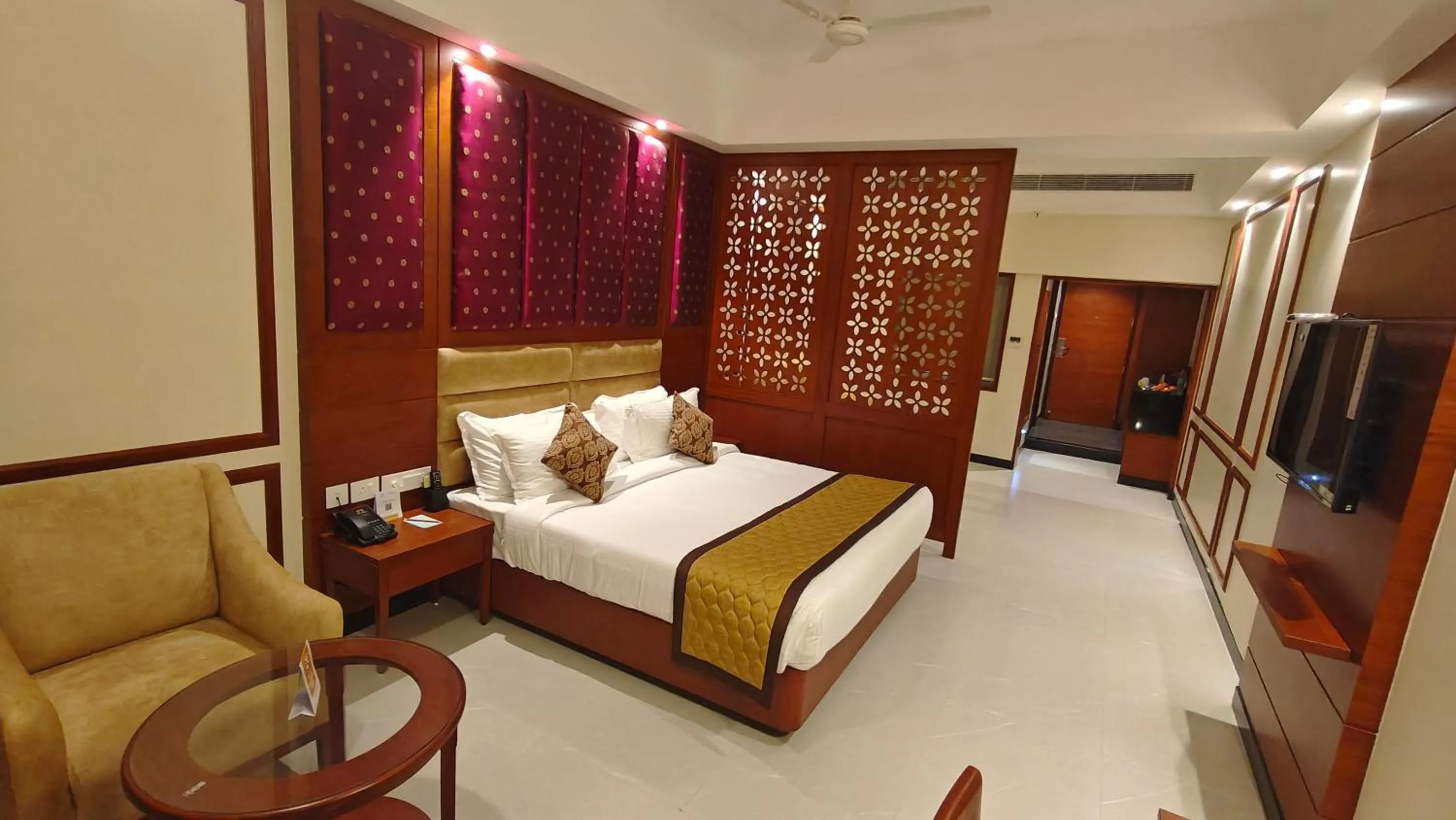 Bed in MM Legacy - A Bergamont Hotel, Kanchipuram