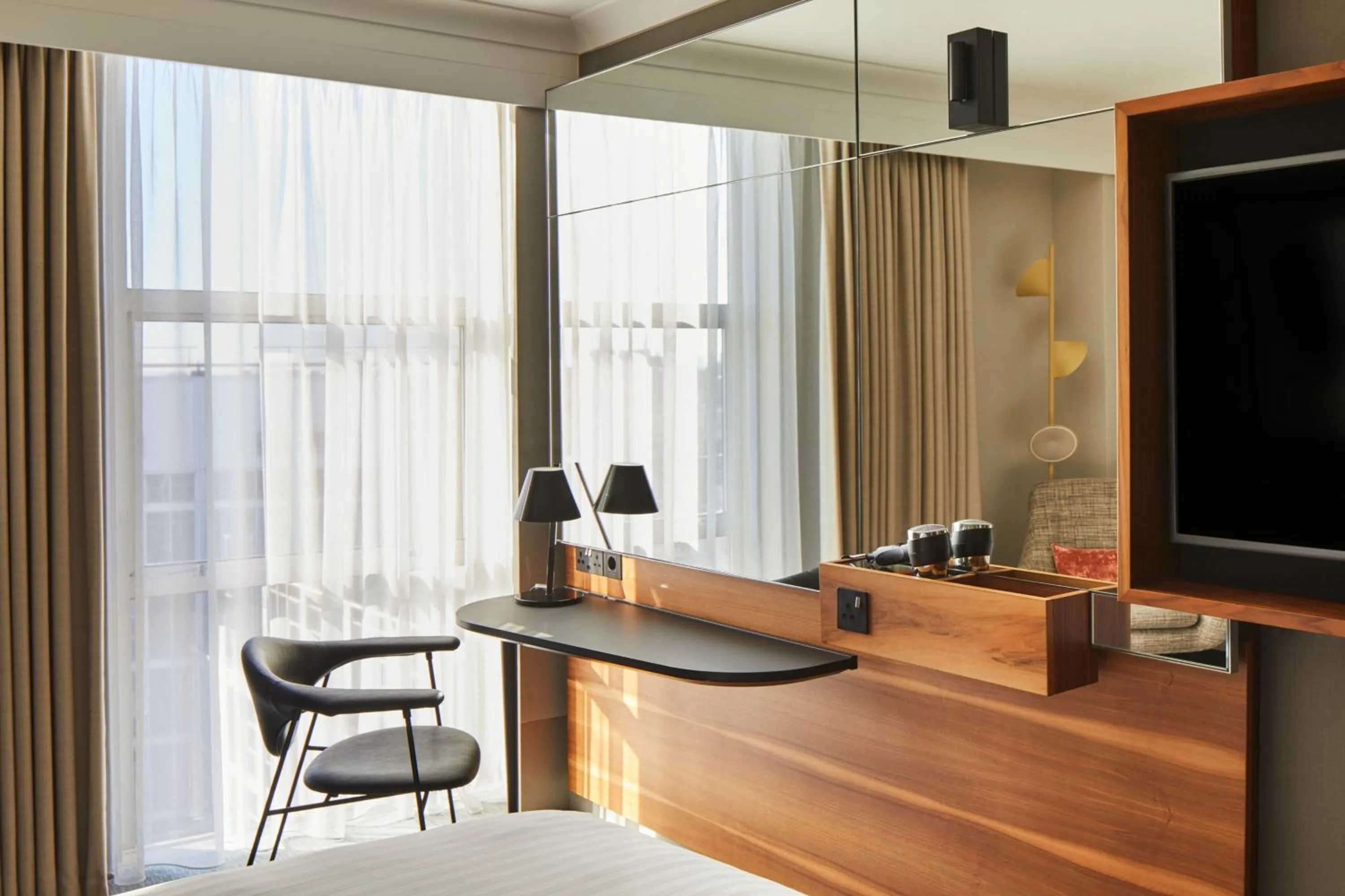 Photo of the whole room in London Marriott Hotel Kensington