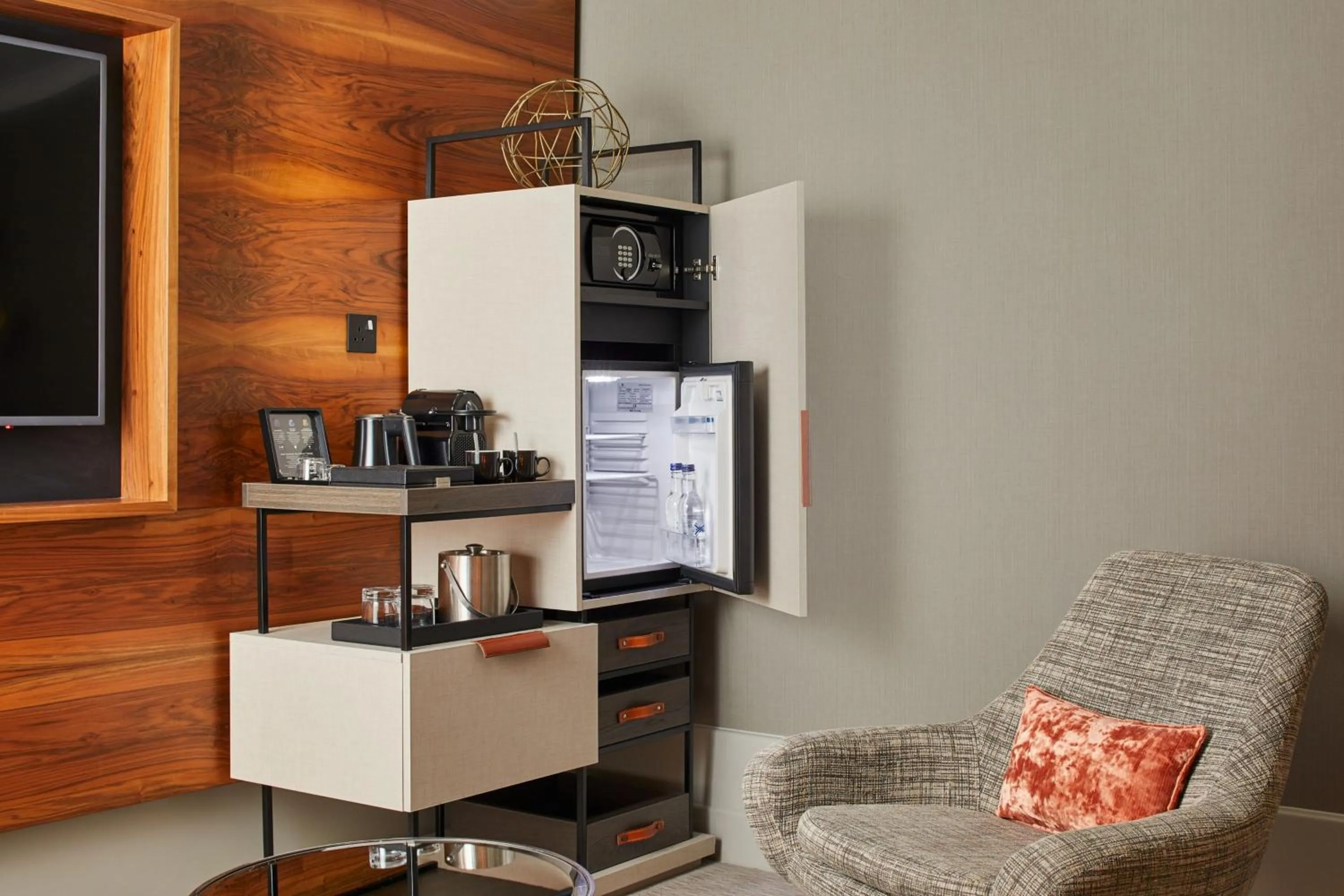 Photo of the whole room in London Marriott Hotel Kensington