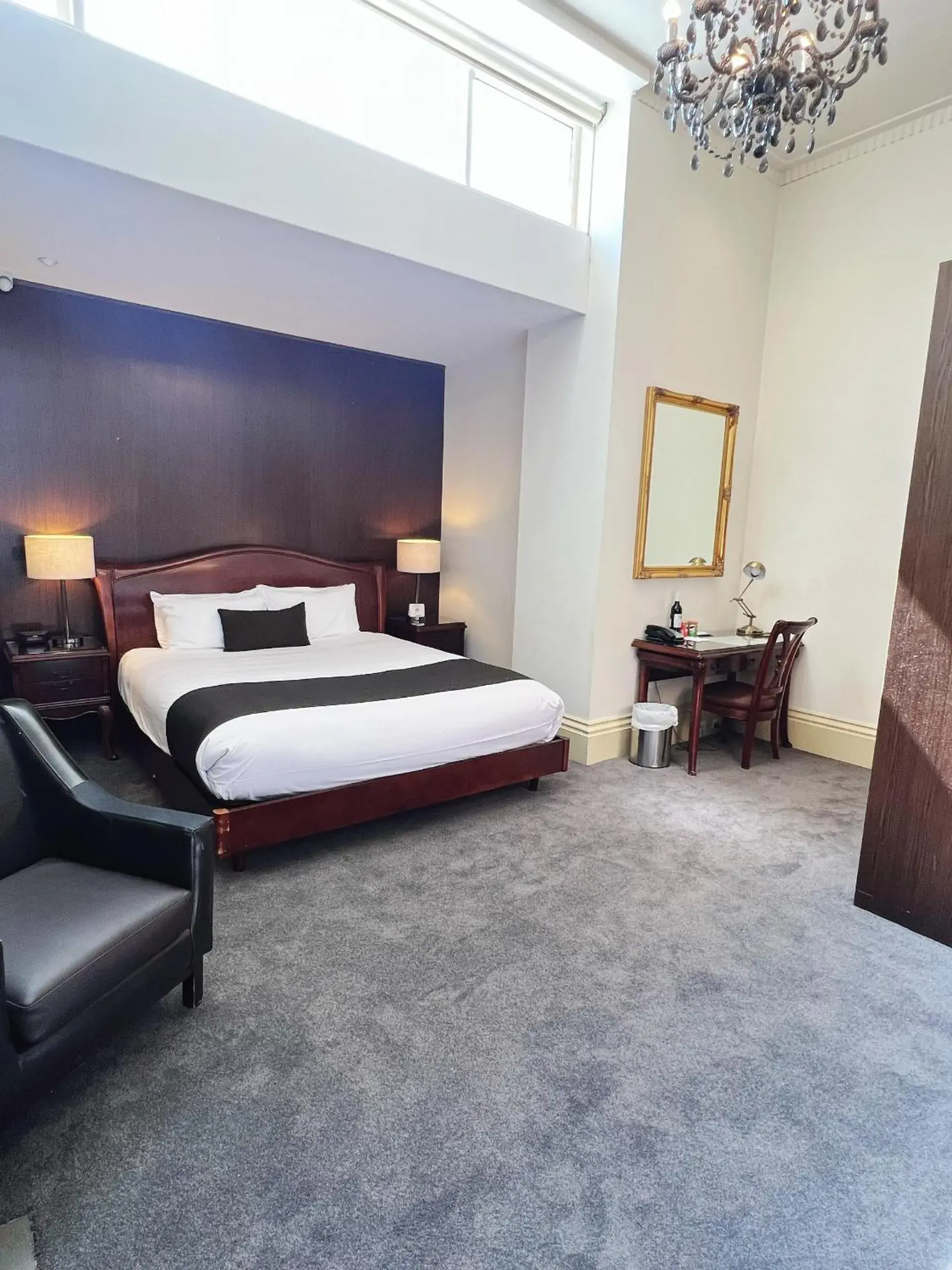 King Suite - Non-Smoking in Quality Inn Heritage on Lydiard King Suite - Non-Smoking in Quality Inn Heritage on Lydiard