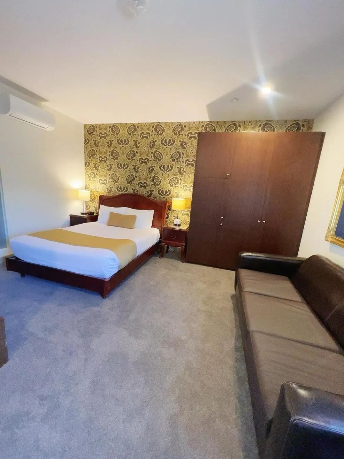 Bed in Quality Inn Heritage on Lydiard