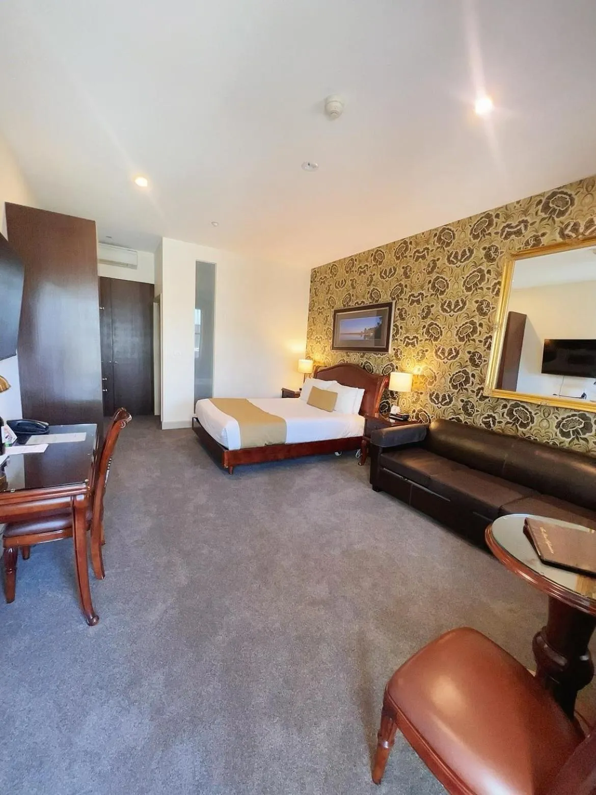 Bed in Quality Inn Heritage on Lydiard