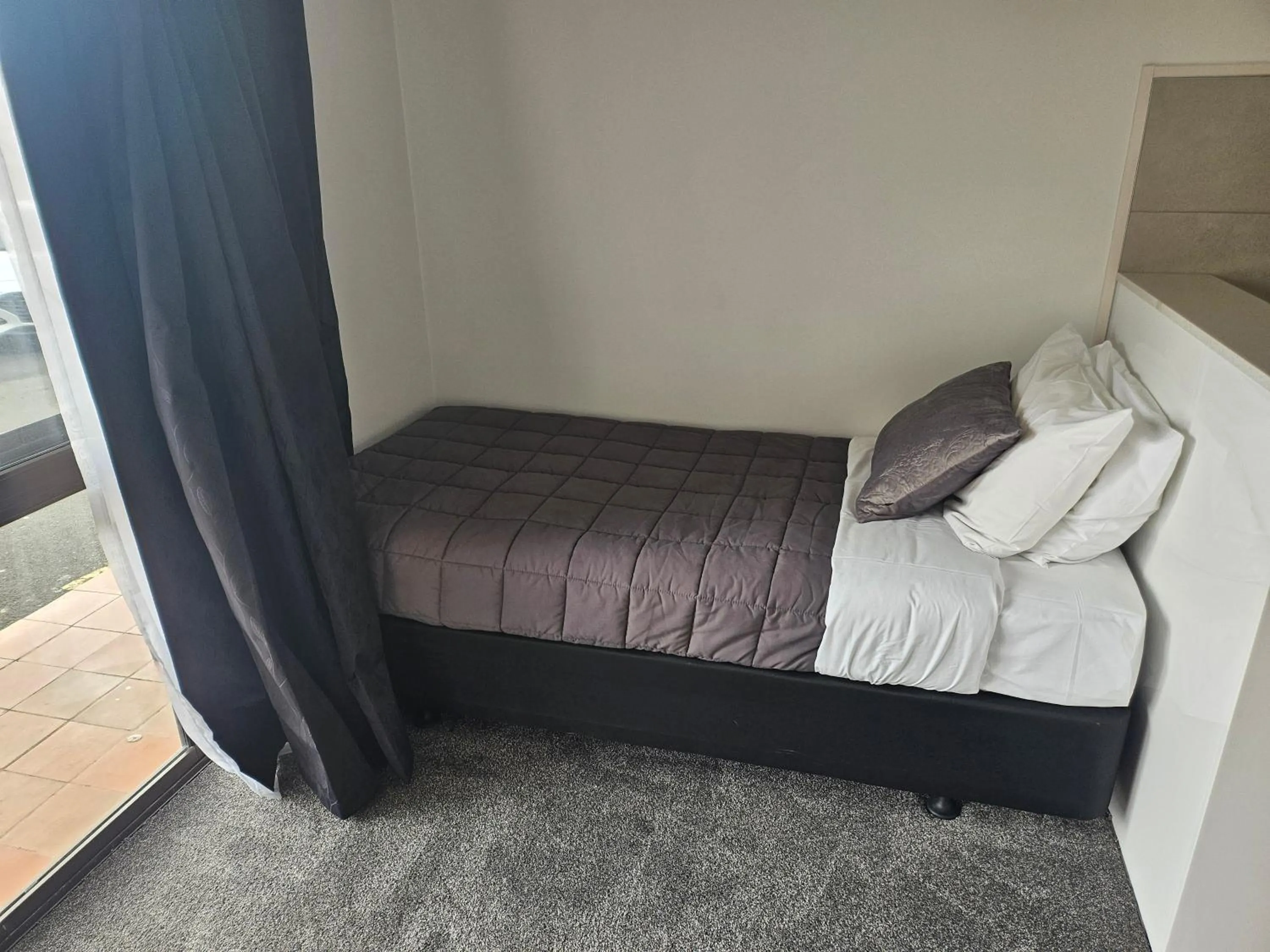 Bed in 88 Wallace Court Motel - Free Parking