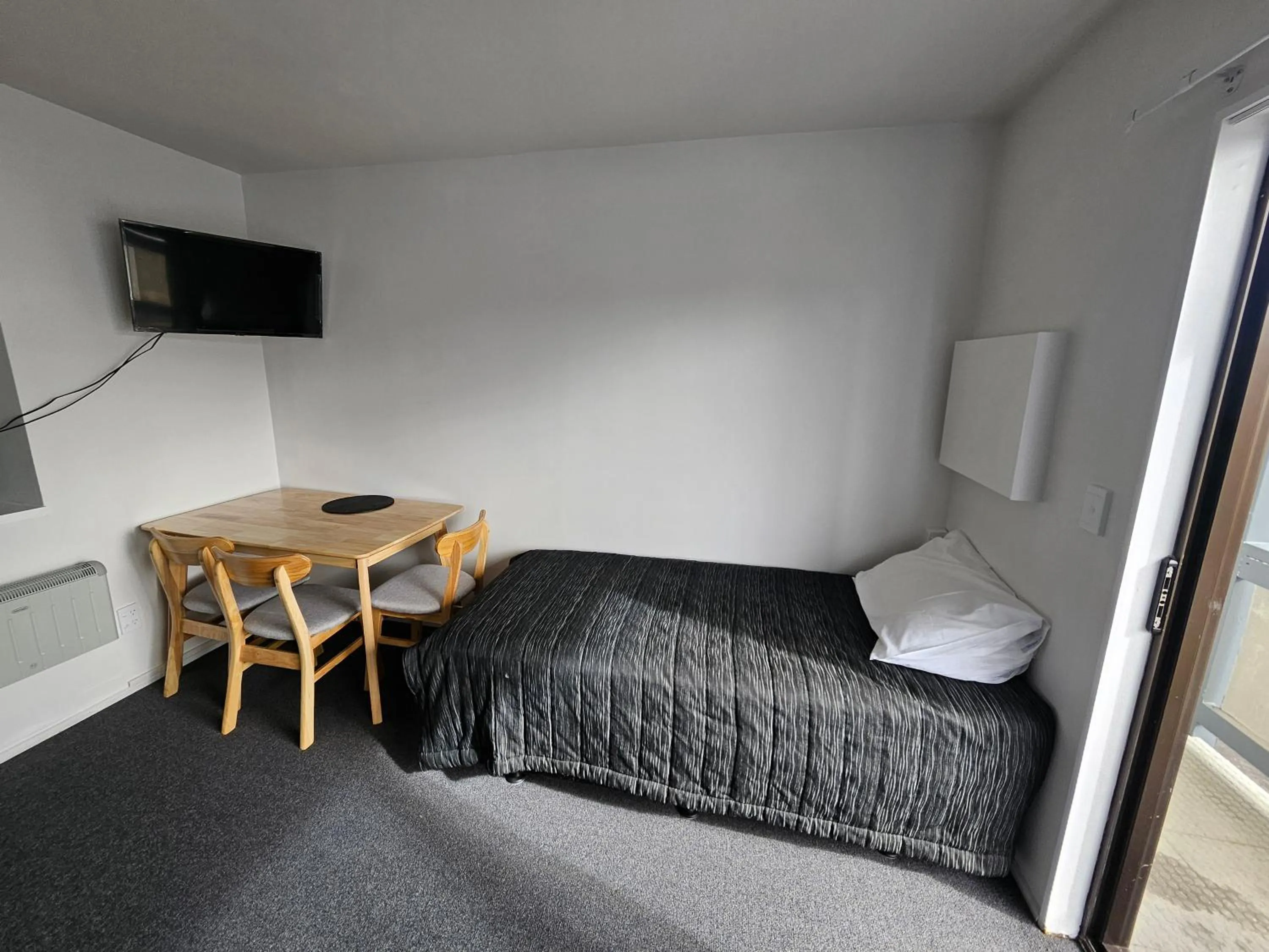 Bed in 88 Wallace Court Motel - Free Parking