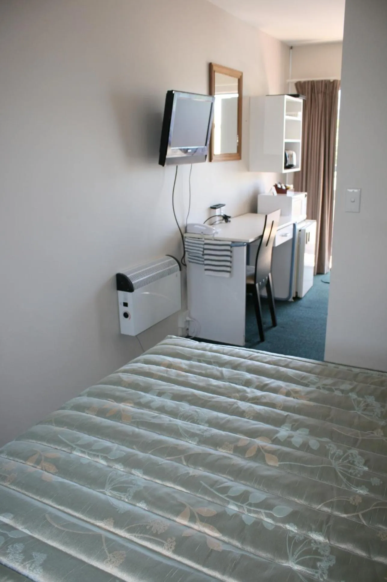 Bed in 88 Wallace Court Motel - Free Parking