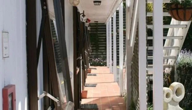 Property building in 88 Wallace Court Motel - Free Parking