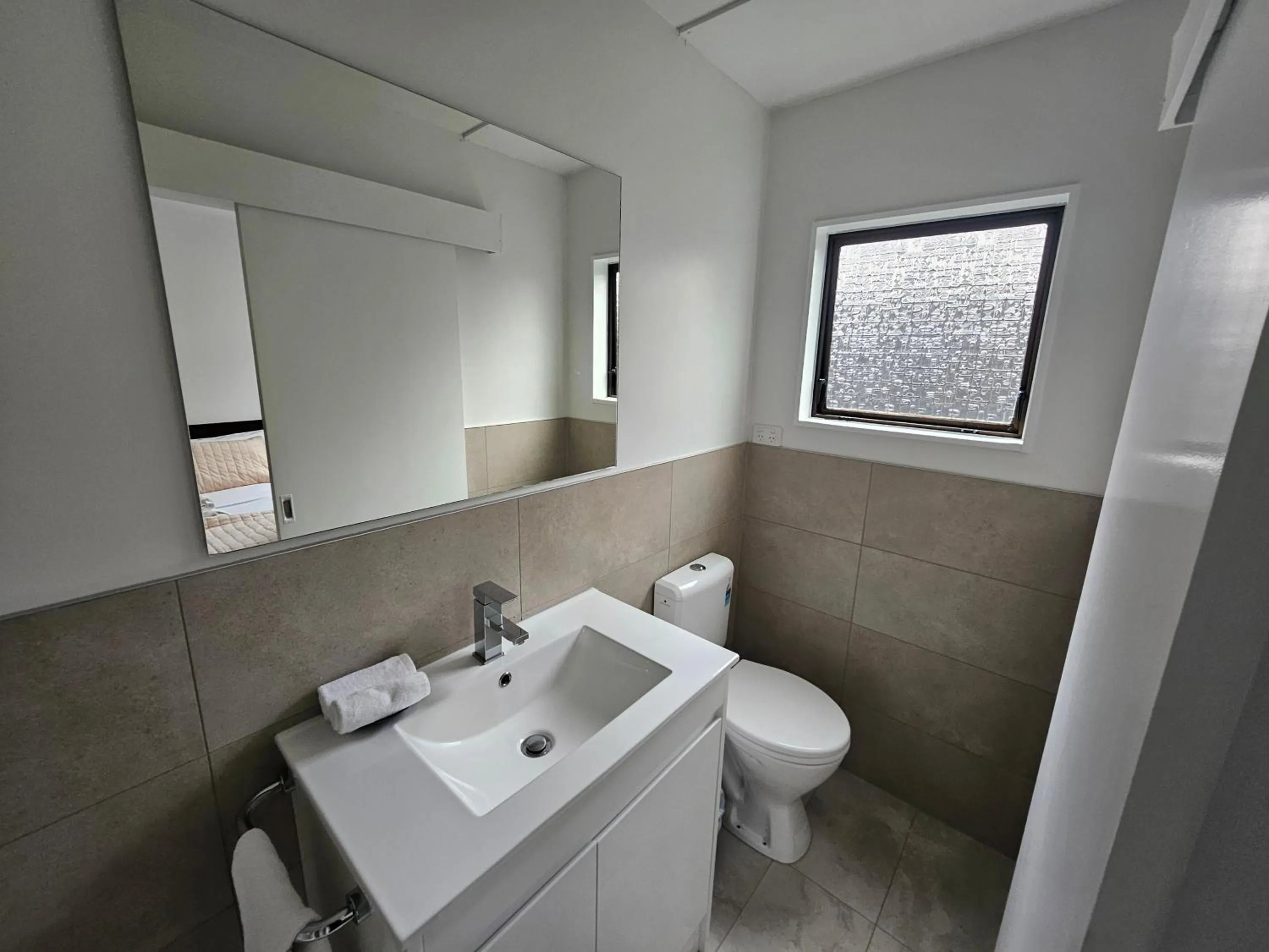 Toilet in 88 Wallace Court Motel - Free Parking