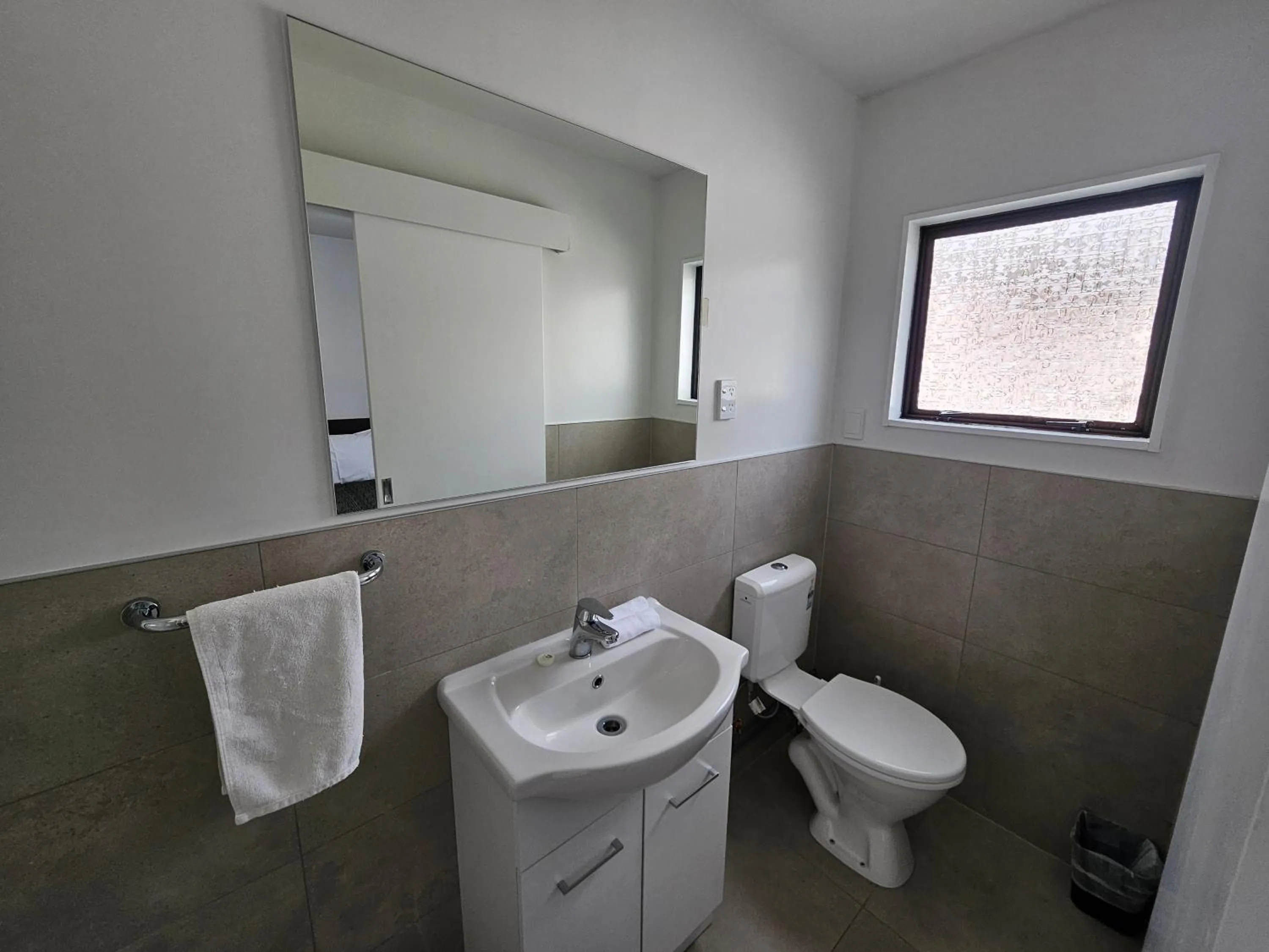 Toilet in 88 Wallace Court Motel - Free Parking