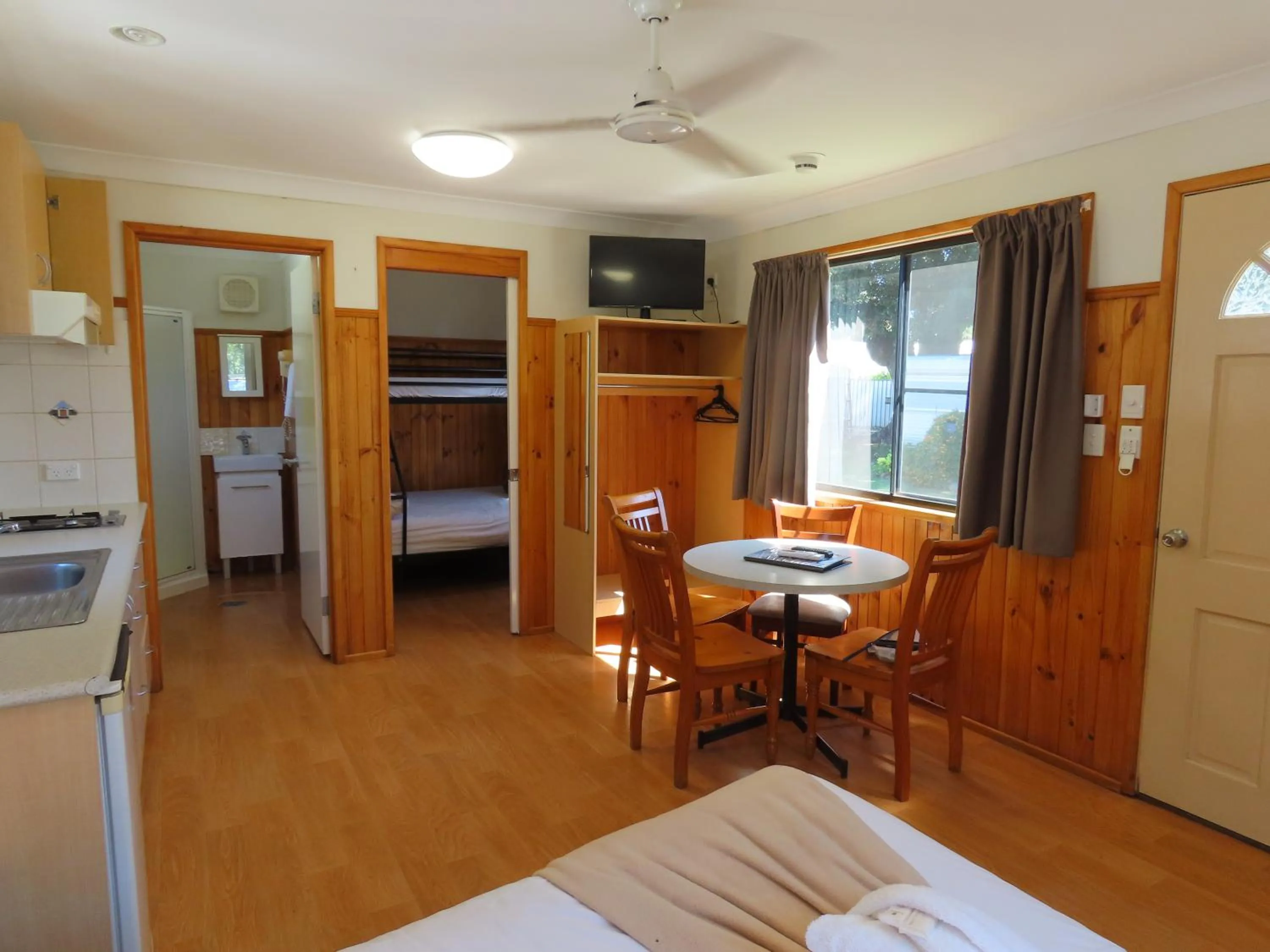 Kitchen or kitchenette, Bed in BIG4 Toowoomba Garden City Holiday Park