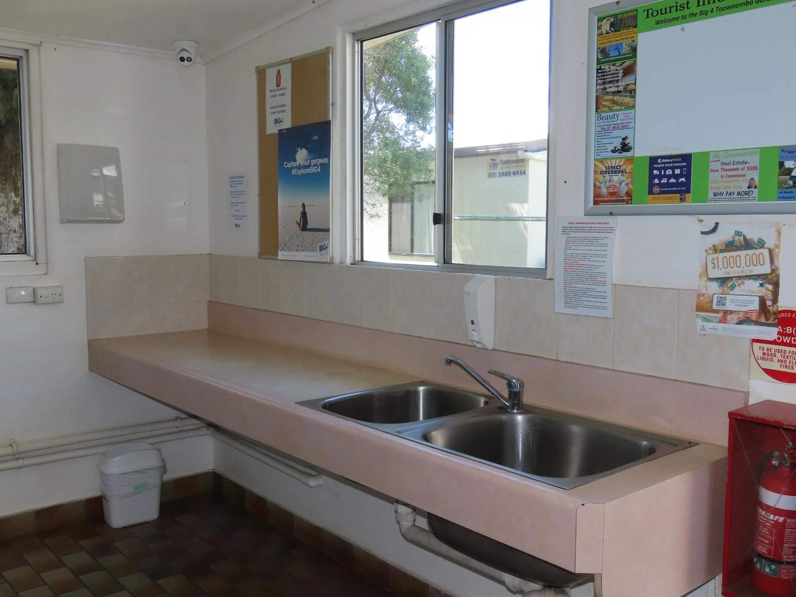 Kitchen or kitchenette in BIG4 Toowoomba Garden City Holiday Park