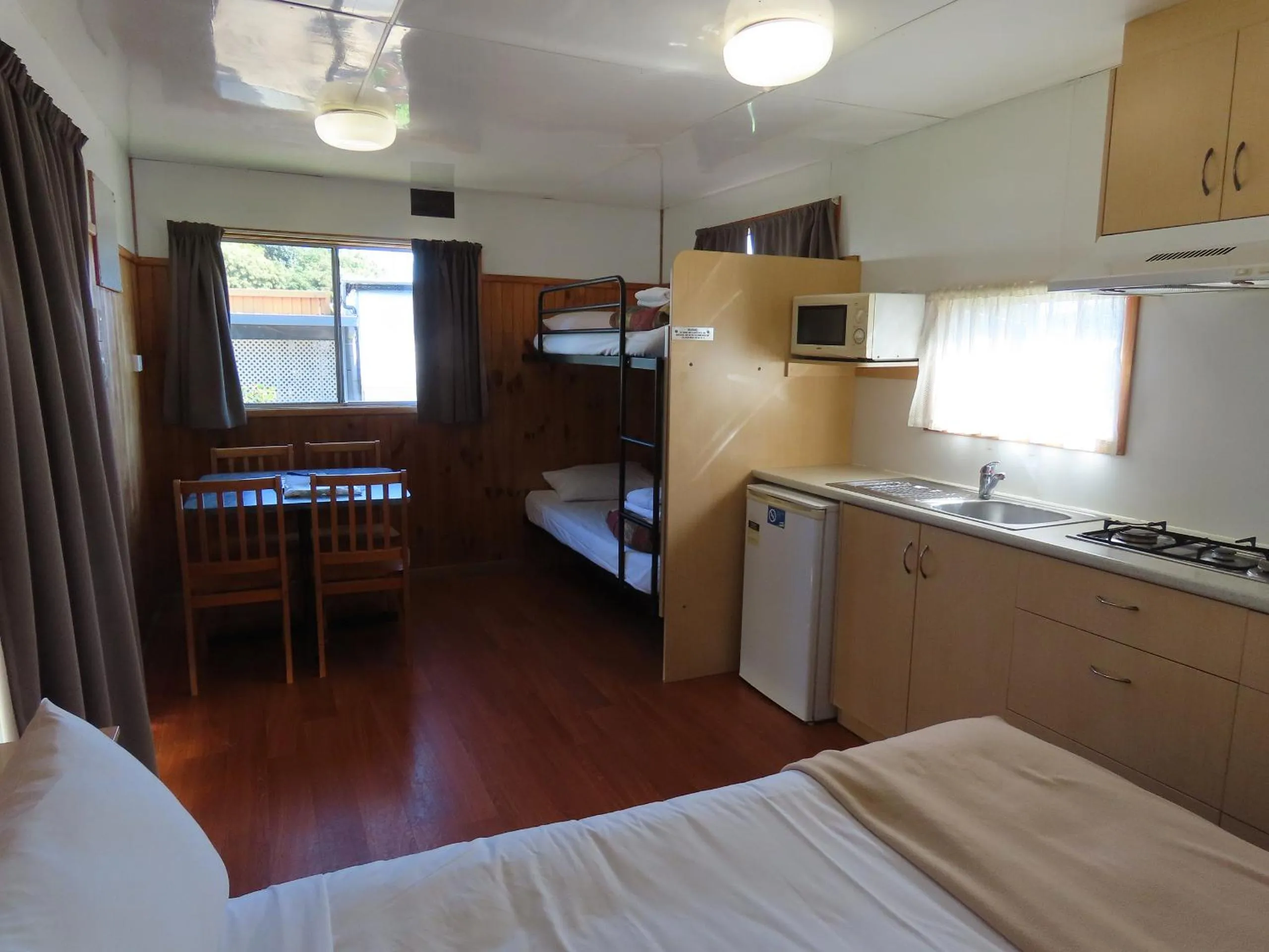 Kitchen or kitchenette, Bed in BIG4 Toowoomba Garden City Holiday Park