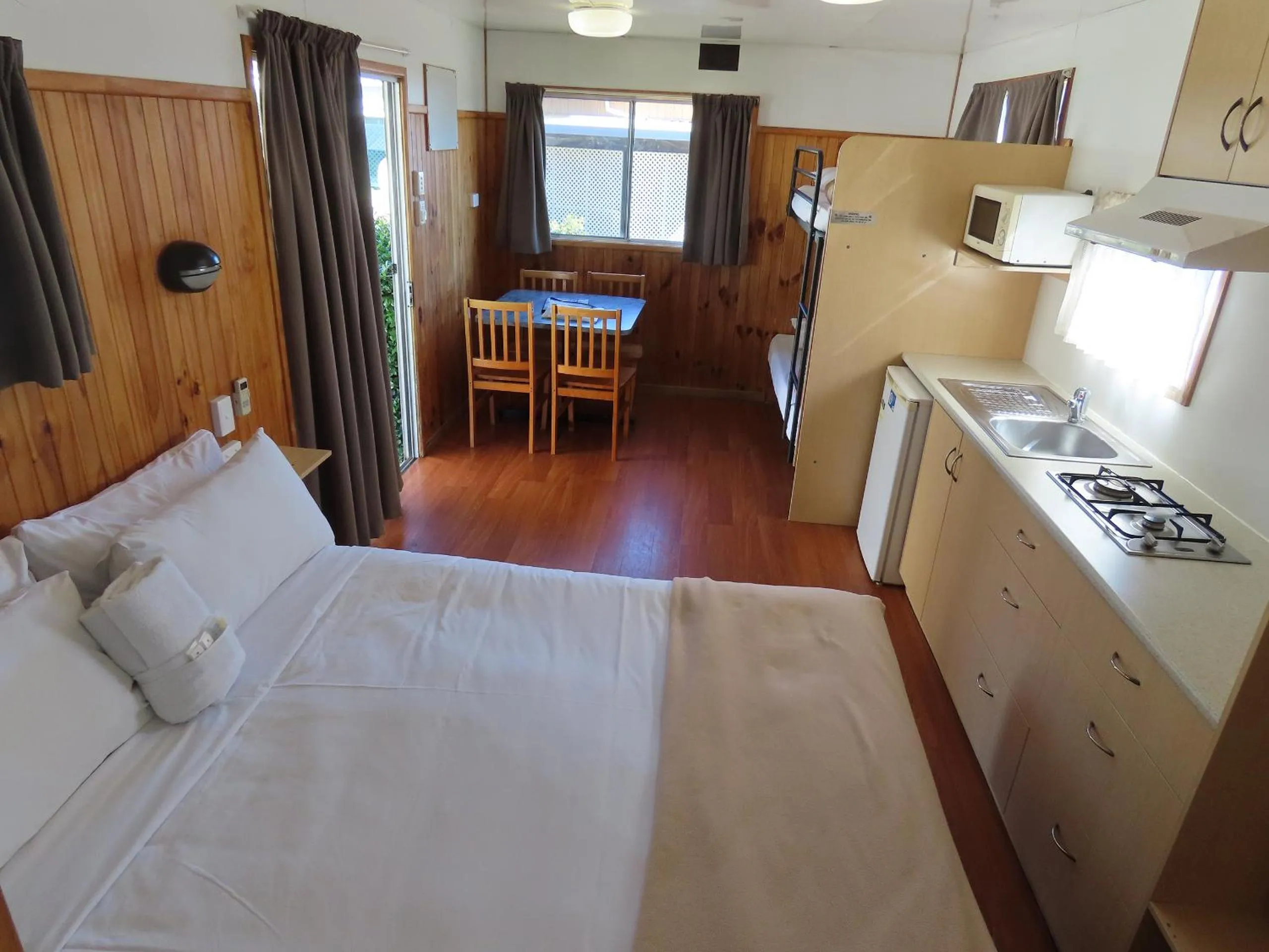 Kitchen or kitchenette, Bed in BIG4 Toowoomba Garden City Holiday Park