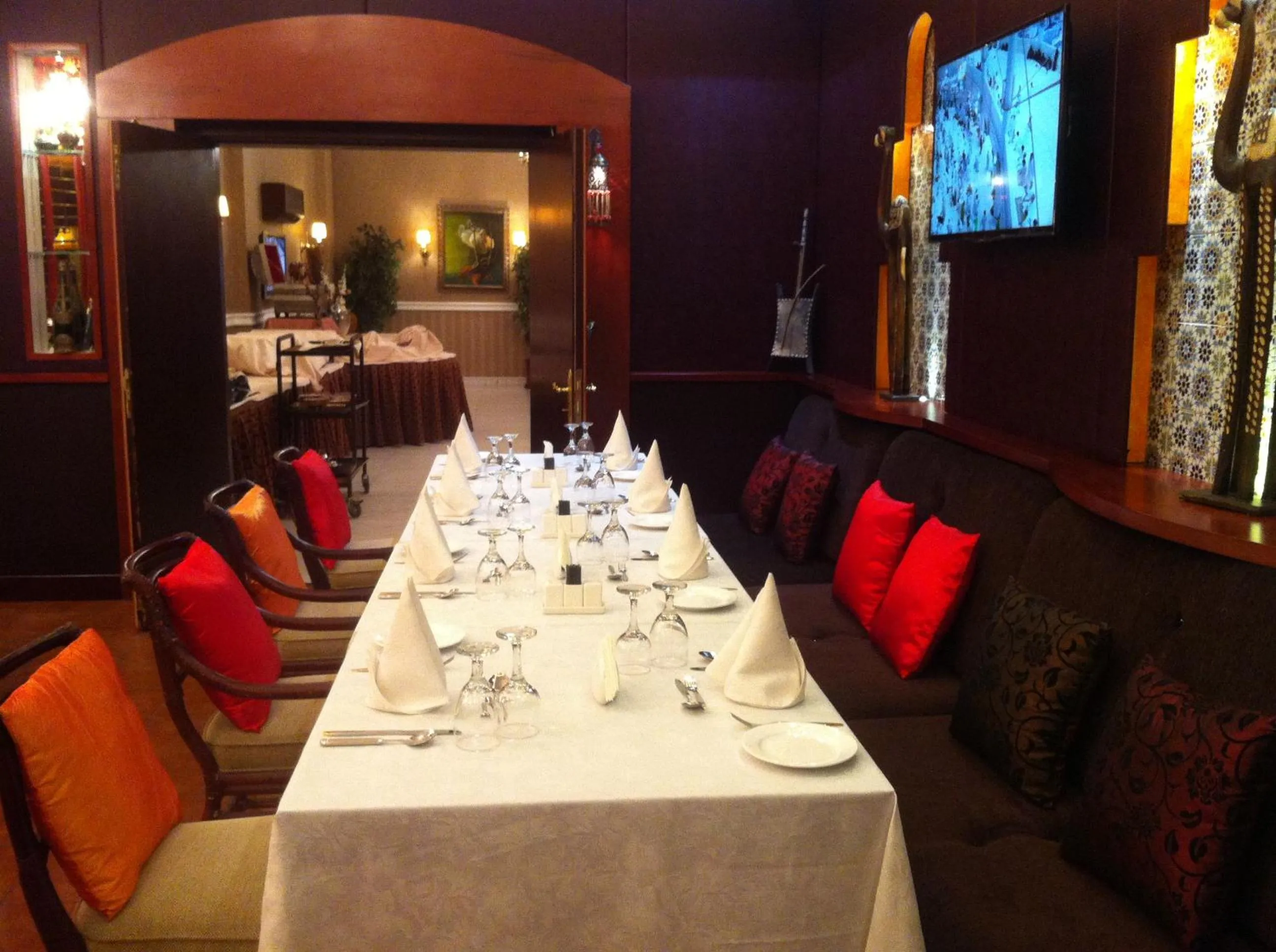 Restaurant/Places to Eat in Issham Hotel