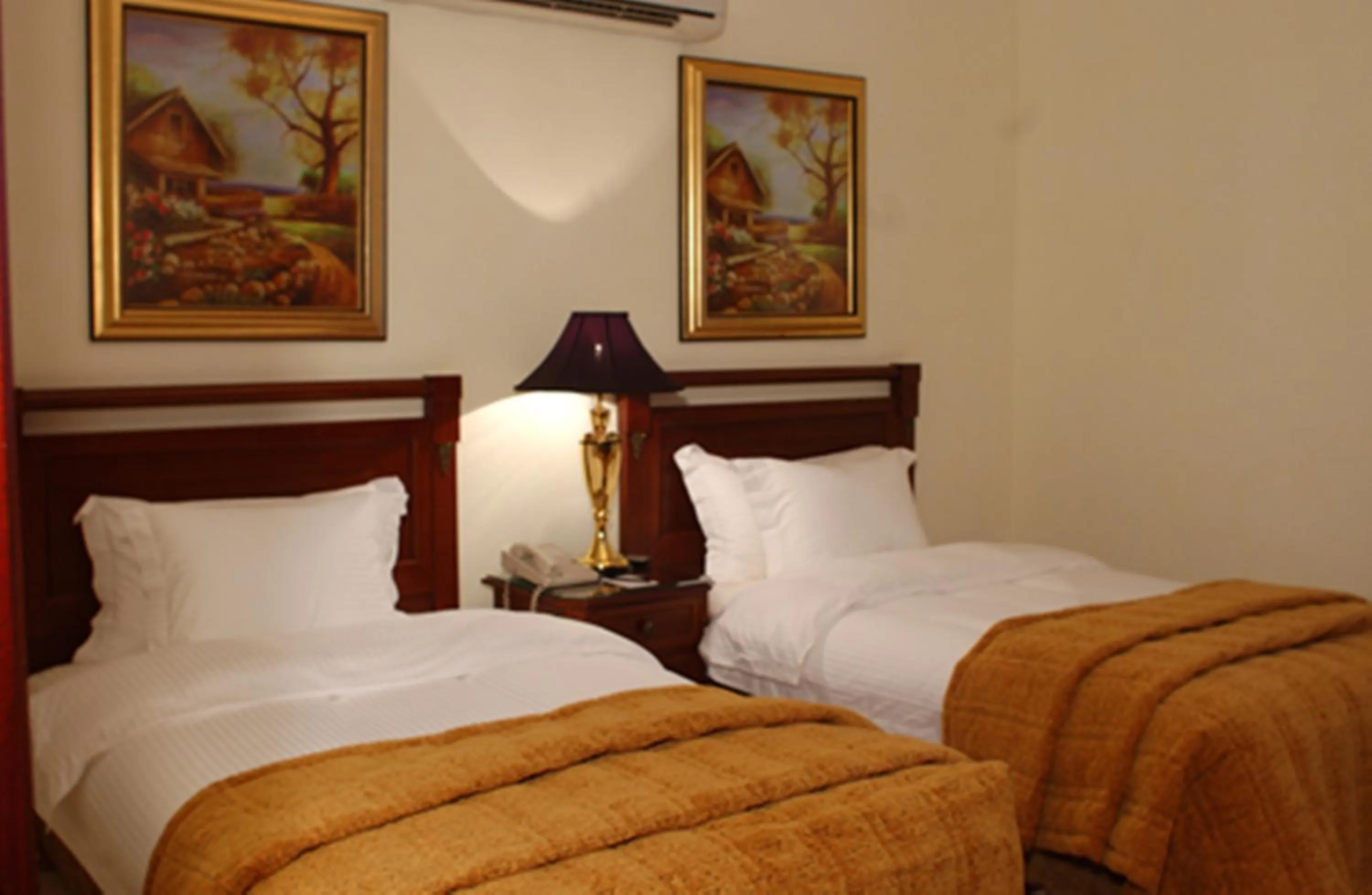 Bedroom, Bed in Issham Hotel
