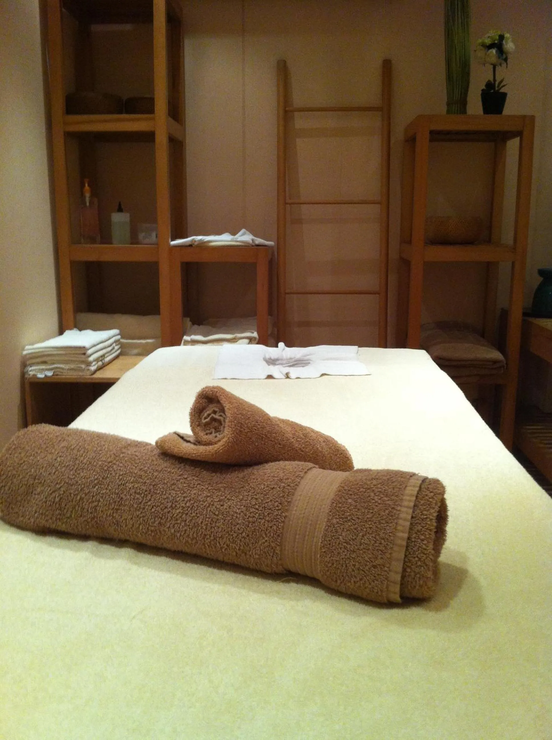 Massage, Bed in Issham Hotel