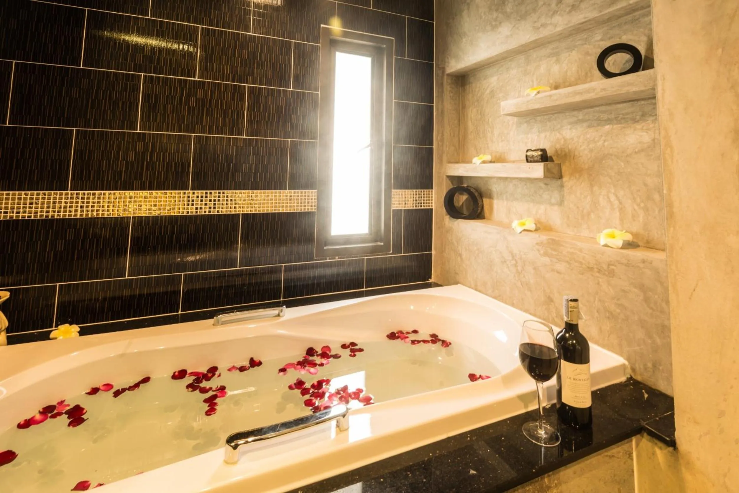 Tanawan Phuket Hotel