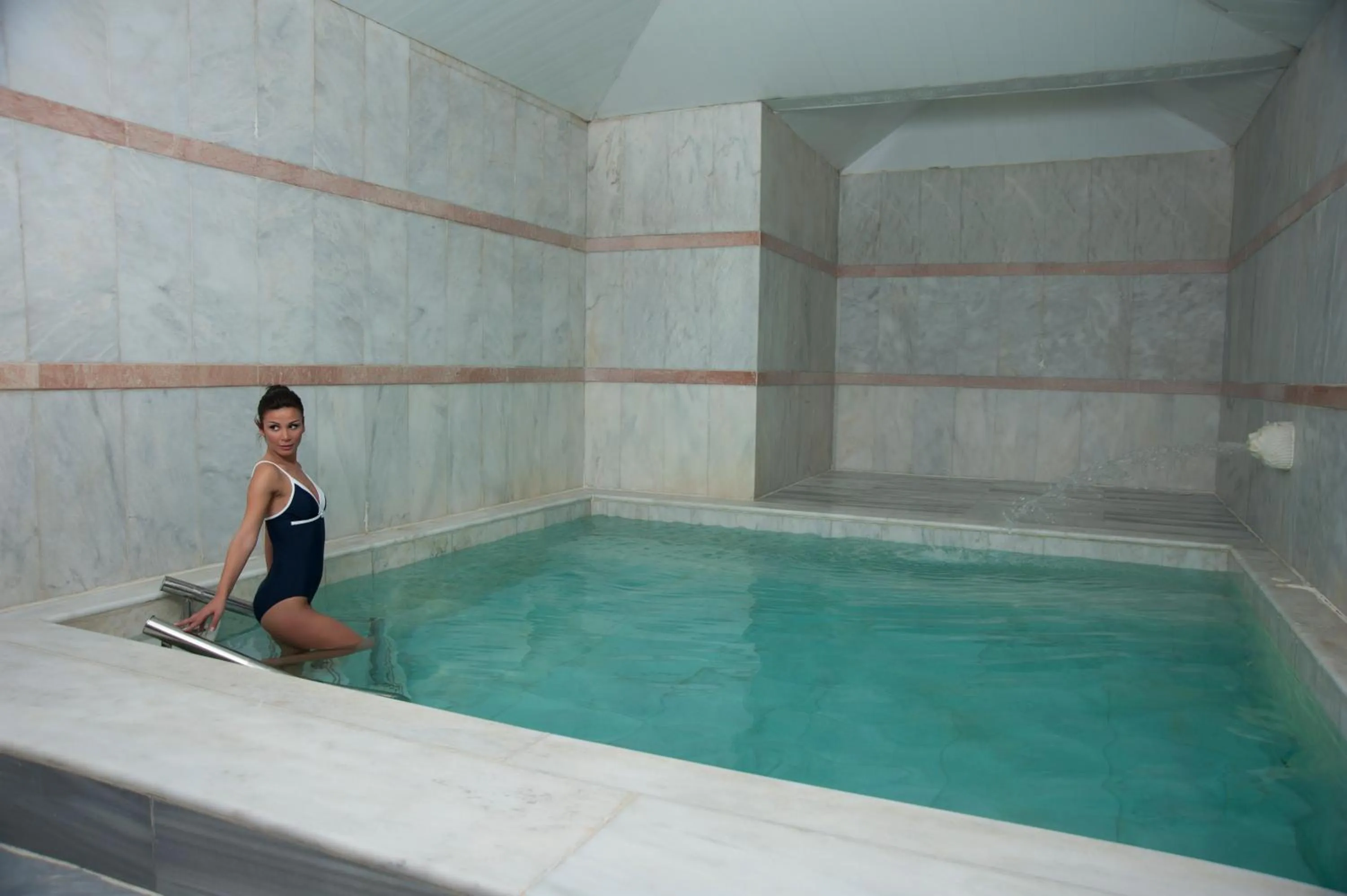 People in Formback Thermal Suit & Apart