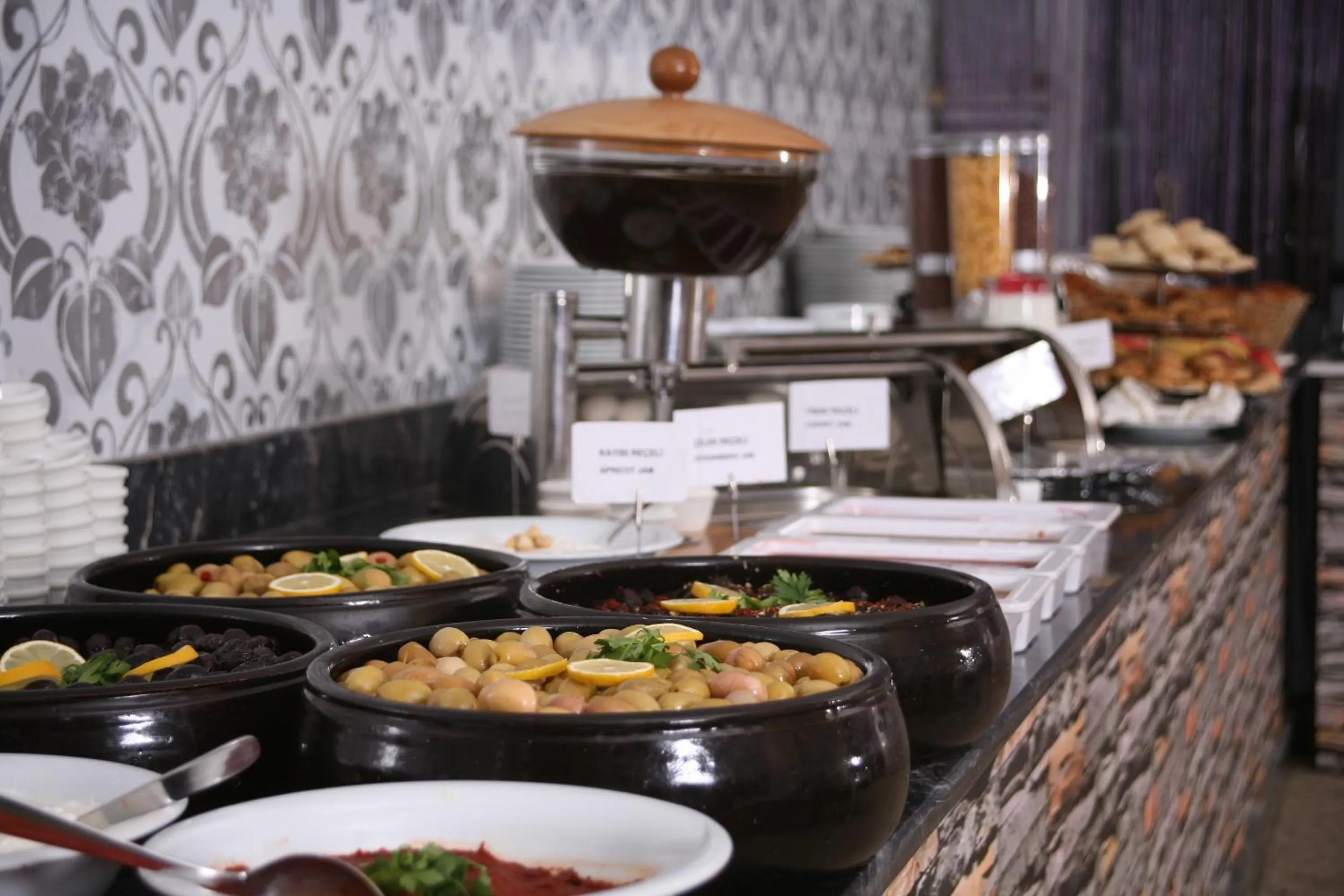 Restaurant/places to eat in Formback Thermal Suit & Apart