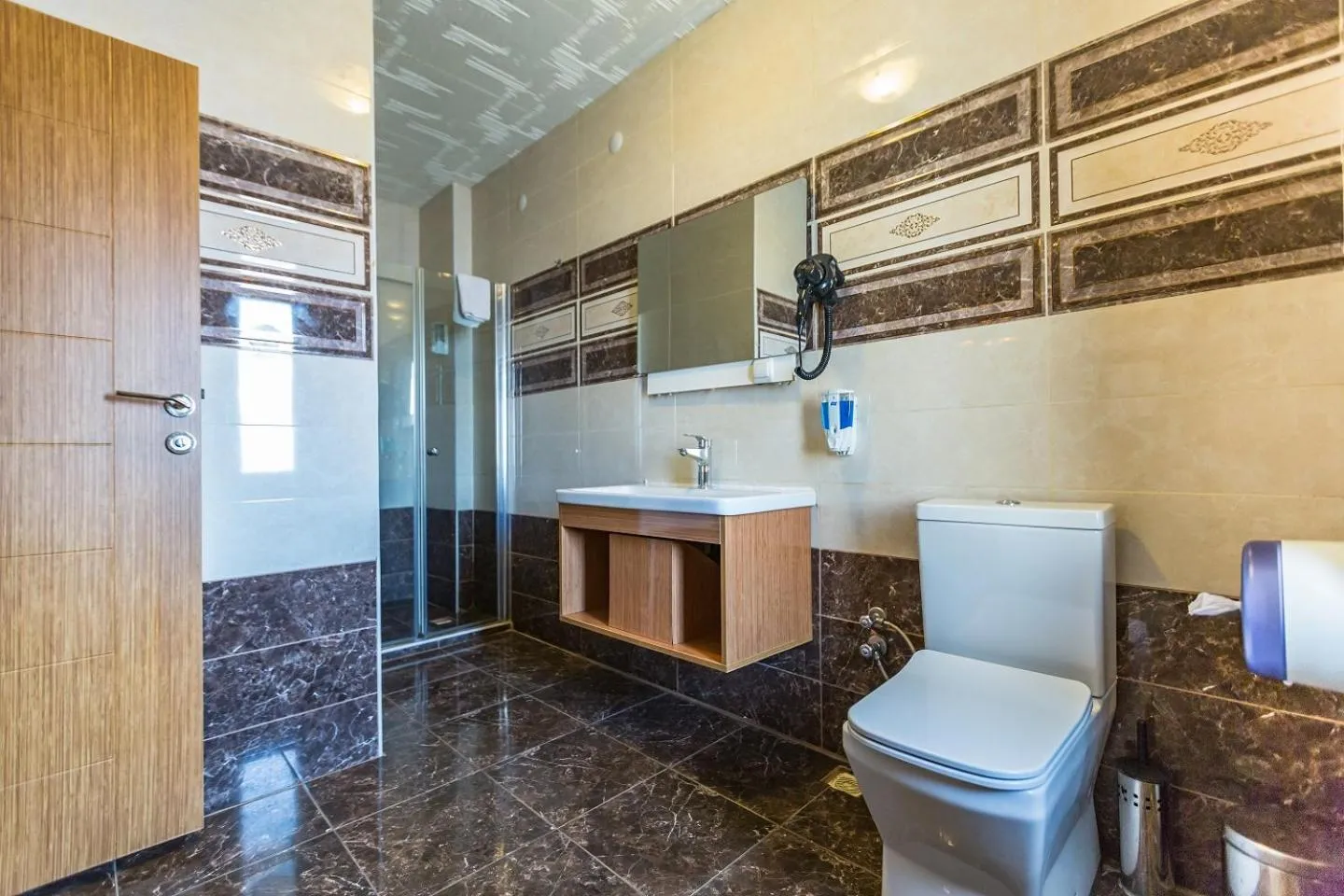 Bathroom in Formback Thermal Suit & Apart