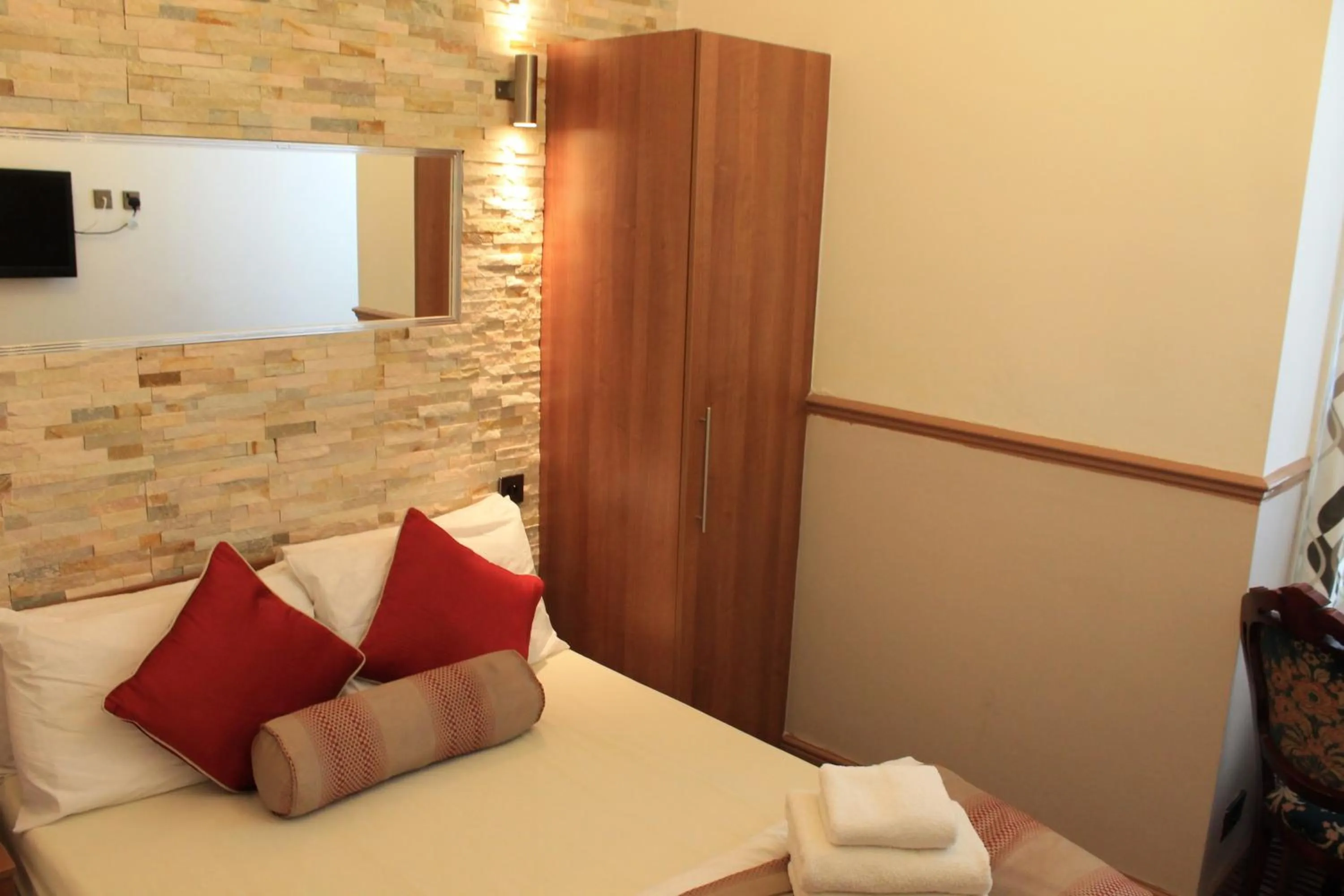 Photo of the whole room, Bed in Skylark Guest House