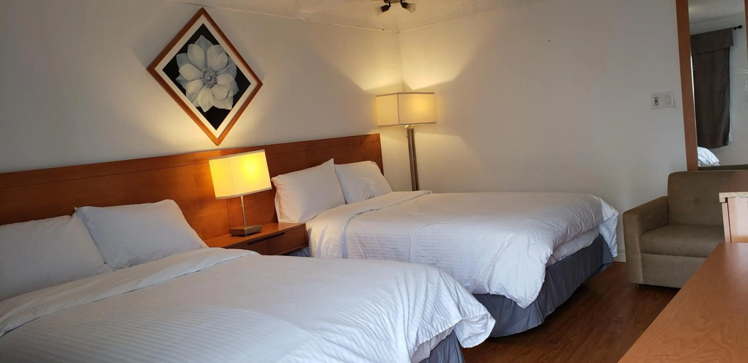 Bedroom, Bed in Niagara Inn