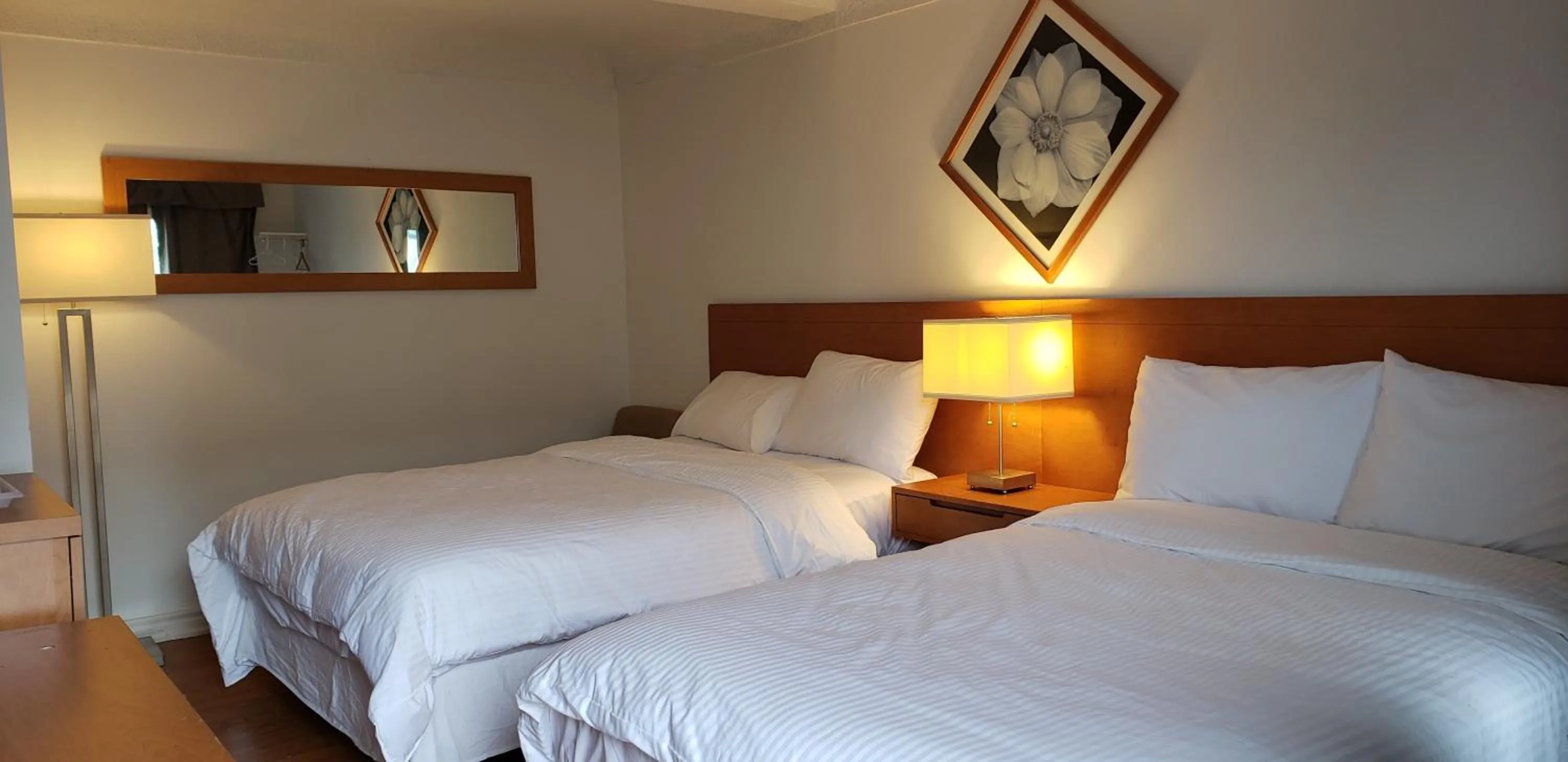 Bedroom, Bed in Niagara Inn