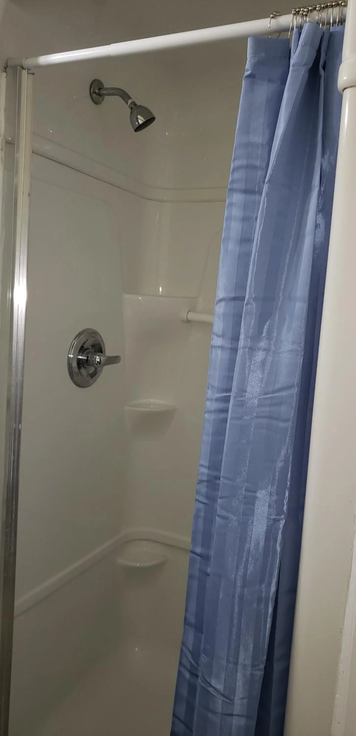 Shower in Niagara Inn