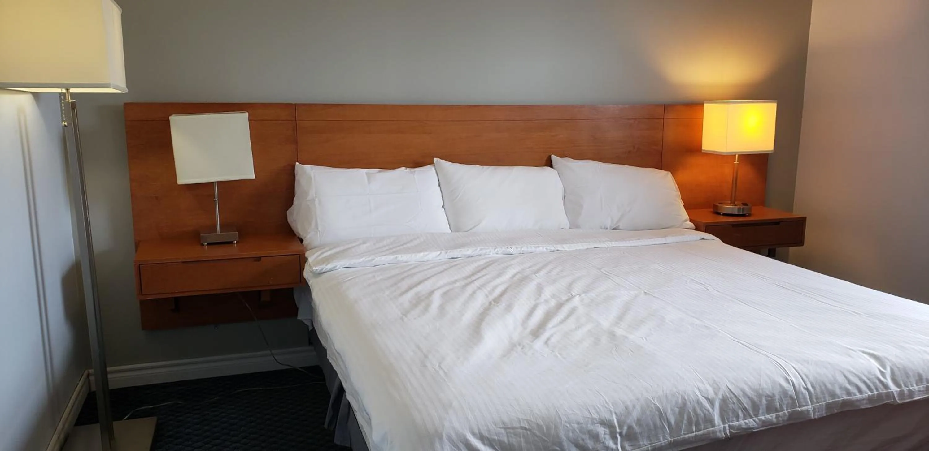 Bedroom, Bed in Niagara Inn