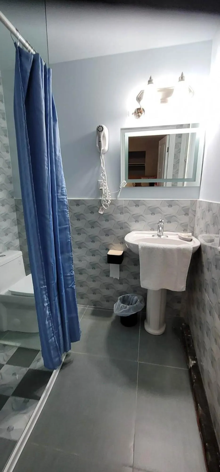 Bathroom in Niagara Inn