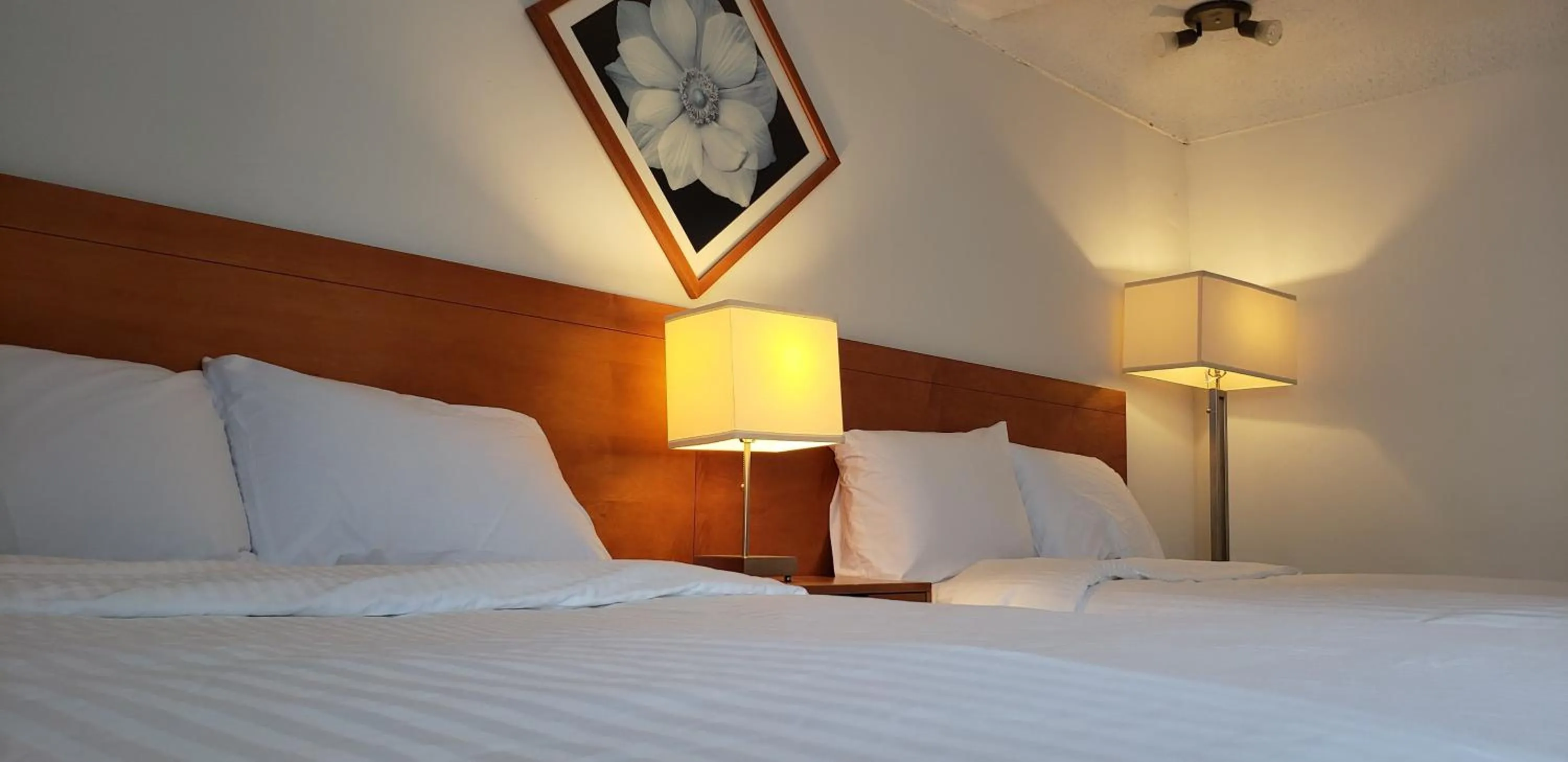 Bedroom, Bed in Niagara Inn