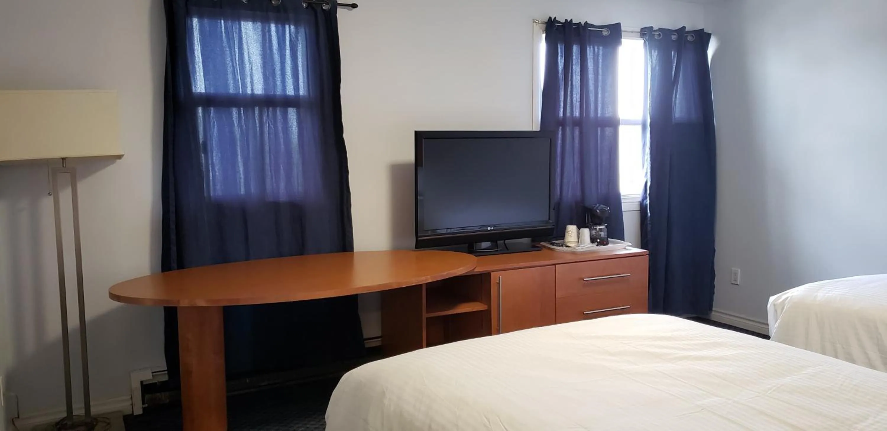 Bedroom, Bed in Niagara Inn