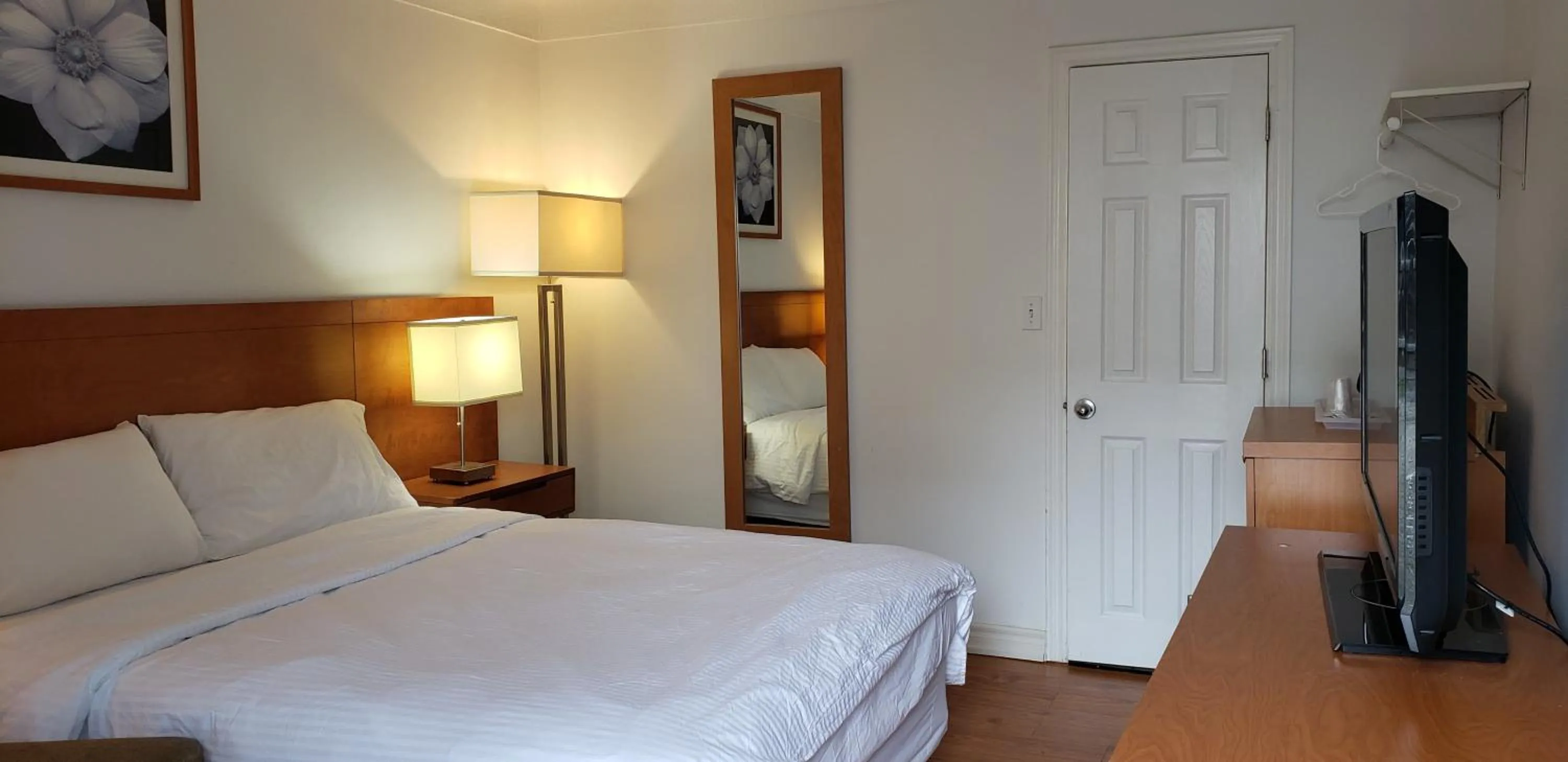 Bedroom, Bed in Niagara Inn