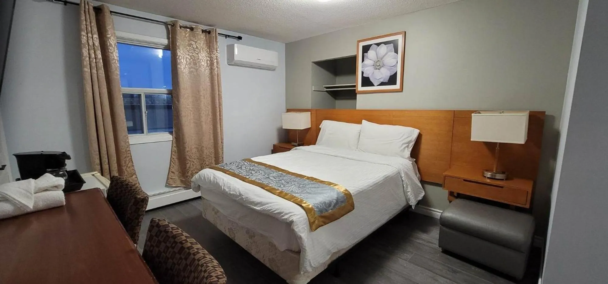 Bedroom, Bed in Niagara Inn