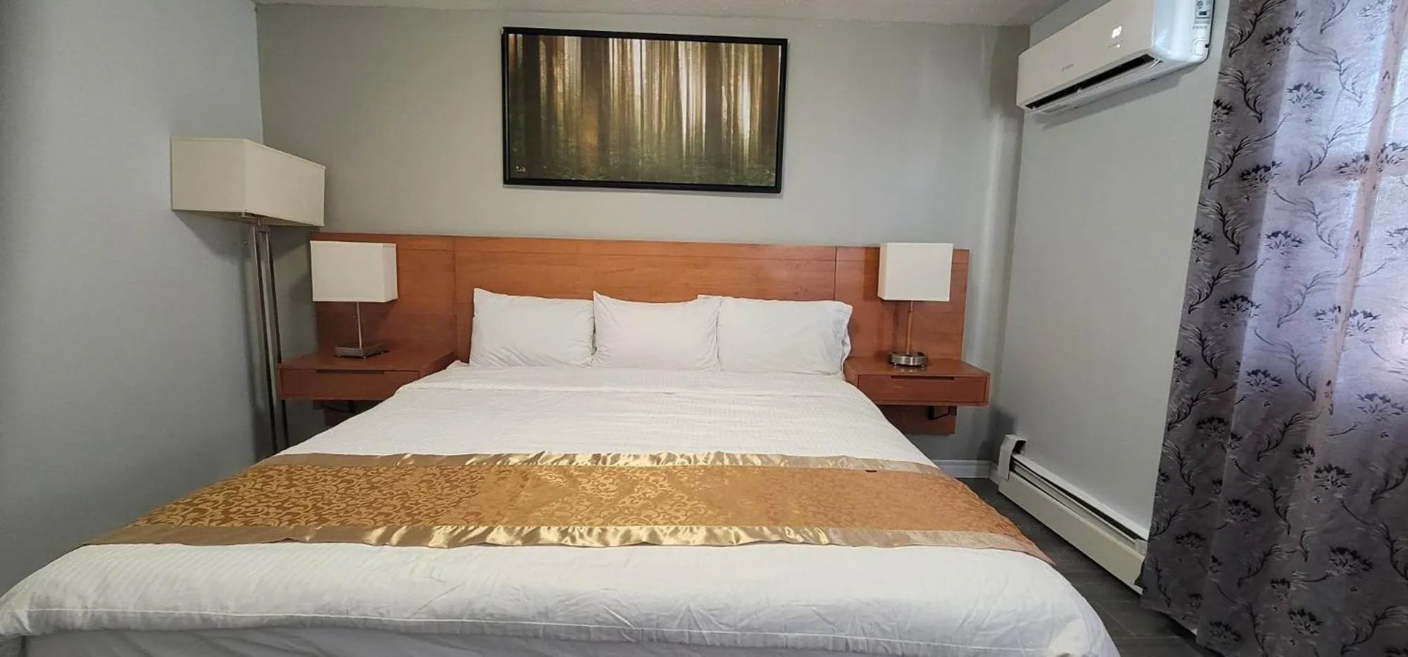 Bedroom, Bed in Niagara Inn