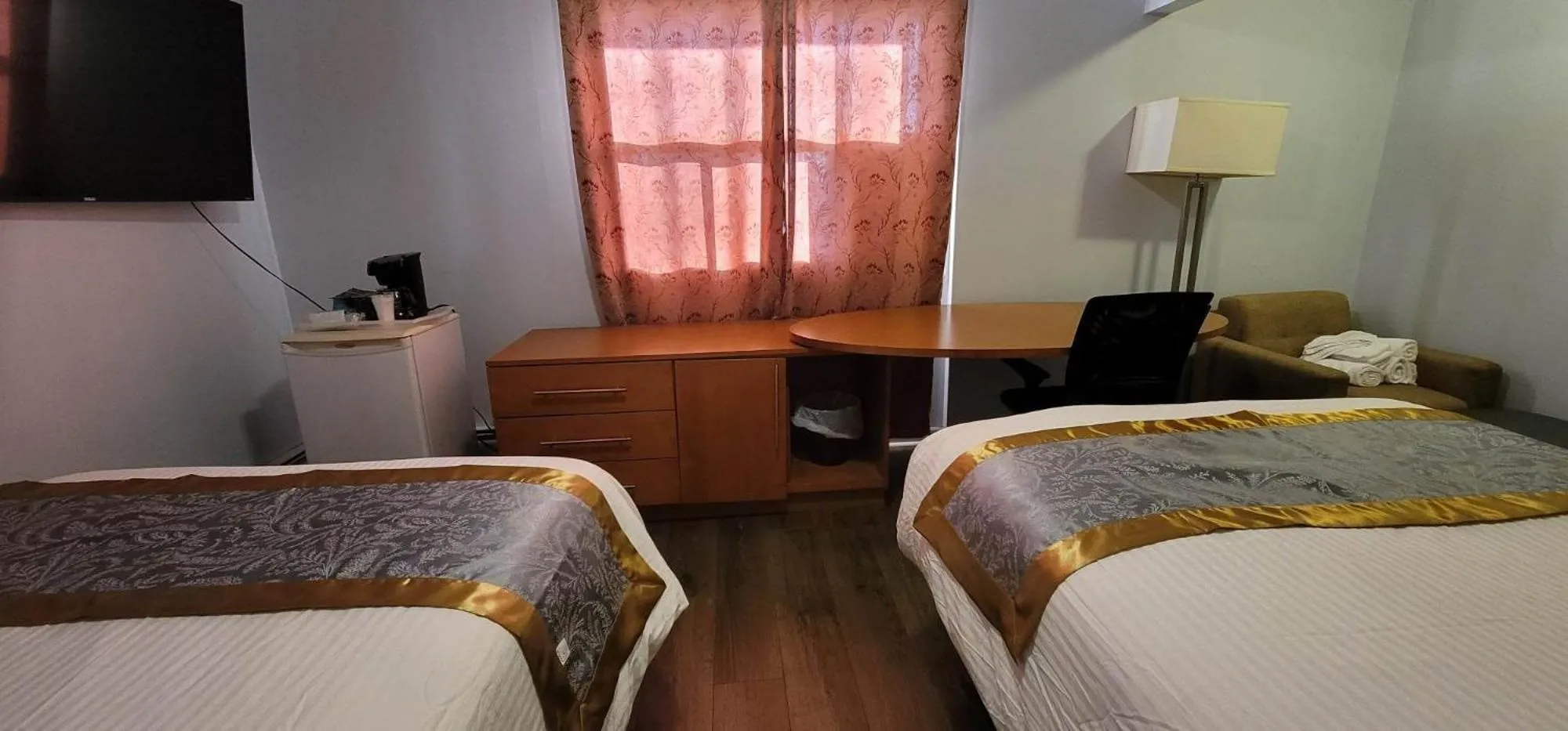 Bedroom, Bed in Niagara Inn