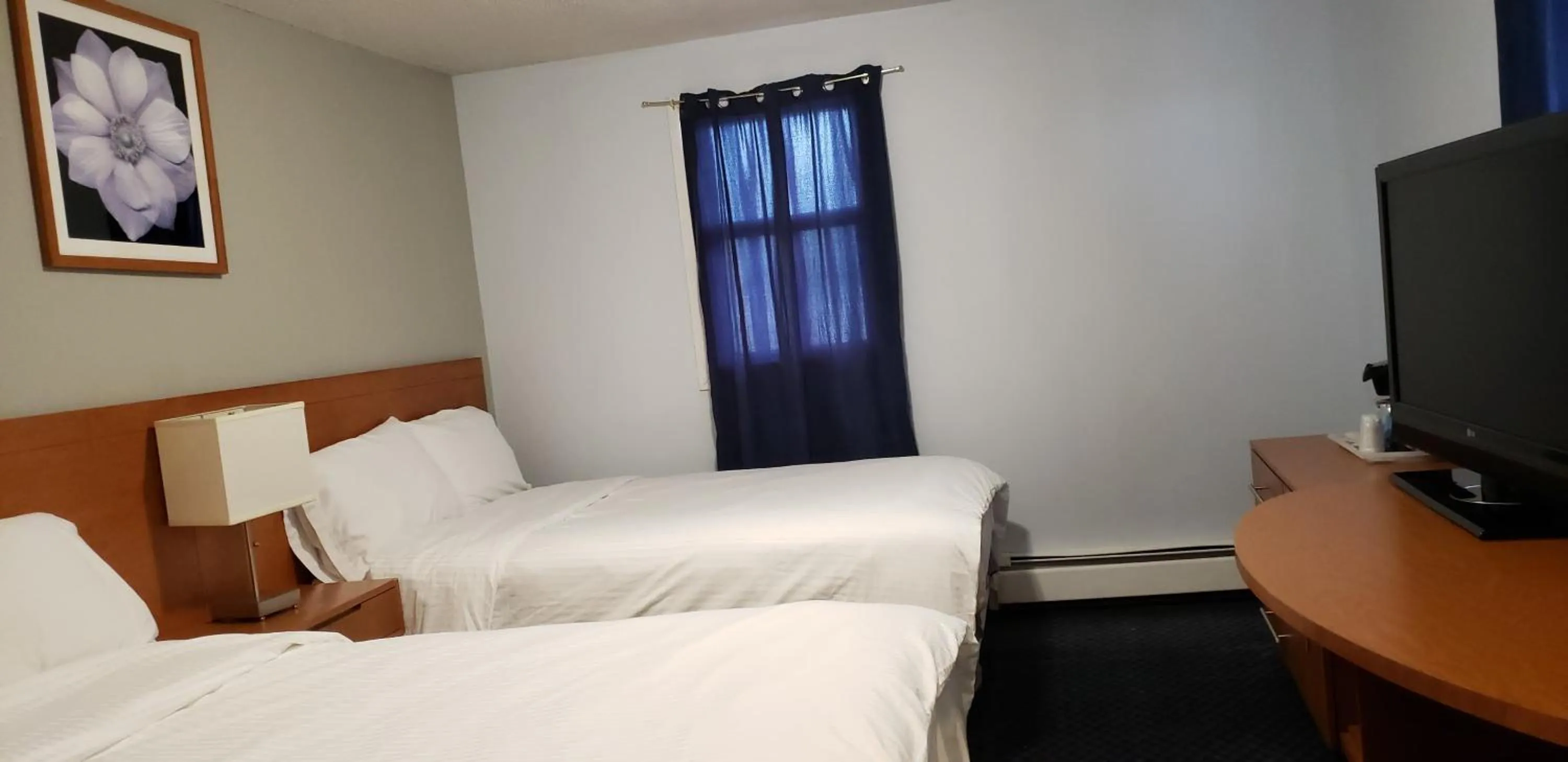 Photo of the whole room, Bed in Niagara Inn